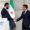 El presidente francés Emmanuel Macron (D) estrecha la mano del presidente sirio Ahmed al-Sharaa (I) después de una conferencia de prensa conjunta tras su reunión en el Palacio del Elíseo en París, Francia, 07 de mayo de 2025. (Francia, Siria) EFE/EPA/STEPHANIE LECOCQ / POOL