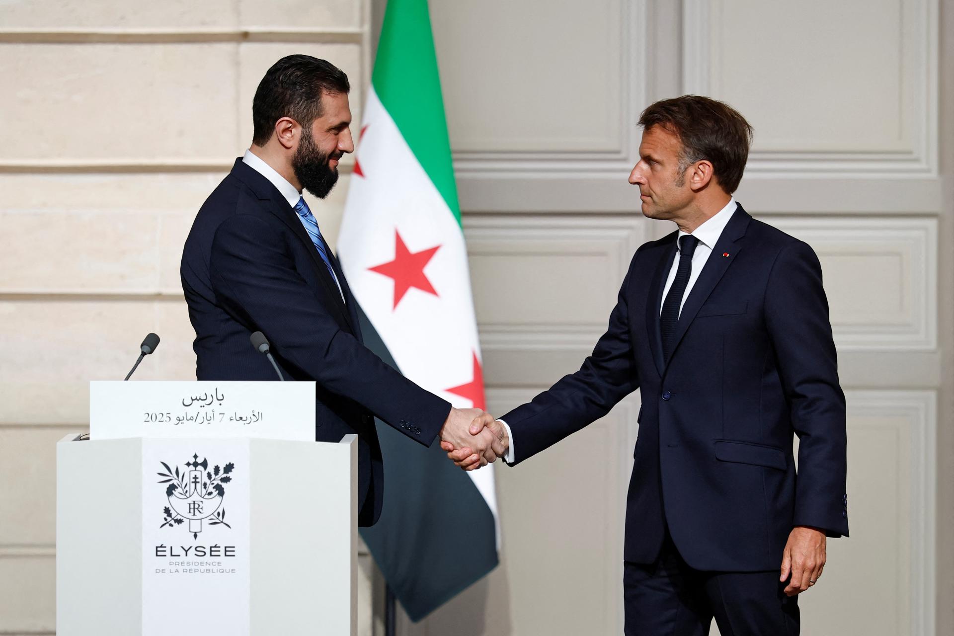 El presidente francés Emmanuel Macron (D) estrecha la mano del presidente sirio Ahmed al-Sharaa (I) después de una conferencia de prensa conjunta tras su reunión en el Palacio del Elíseo en París, Francia, 07 de mayo de 2025. (Francia, Siria) EFE/EPA/STEPHANIE LECOCQ / POOL