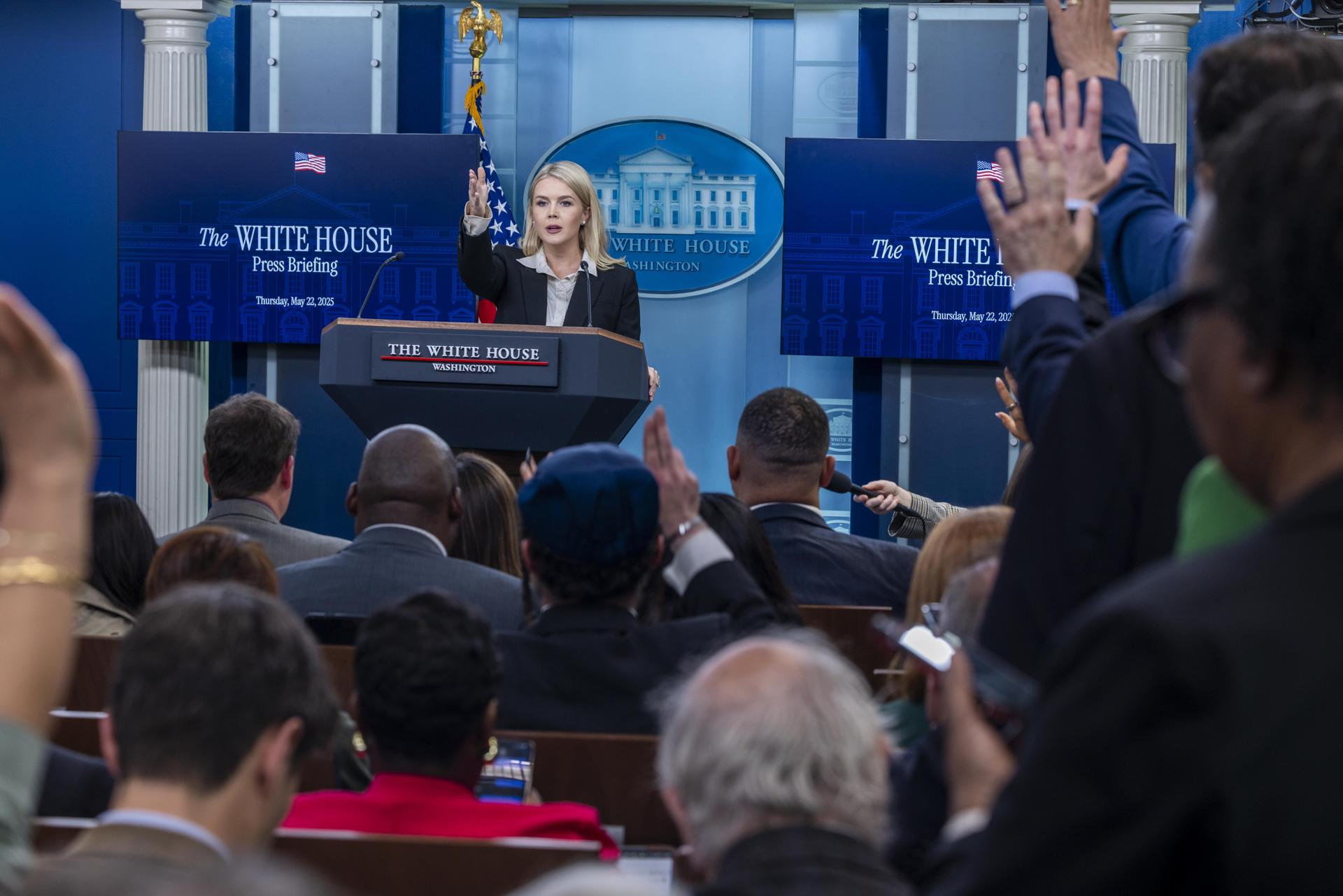 La portavoz de la Casa Blanca, Karoline Leavitt, habla en la sala de prensa de la Casa Blanca en Washington, DC, EE.UU., el 22 de mayo de 2025. EFE/SHAWN THEW