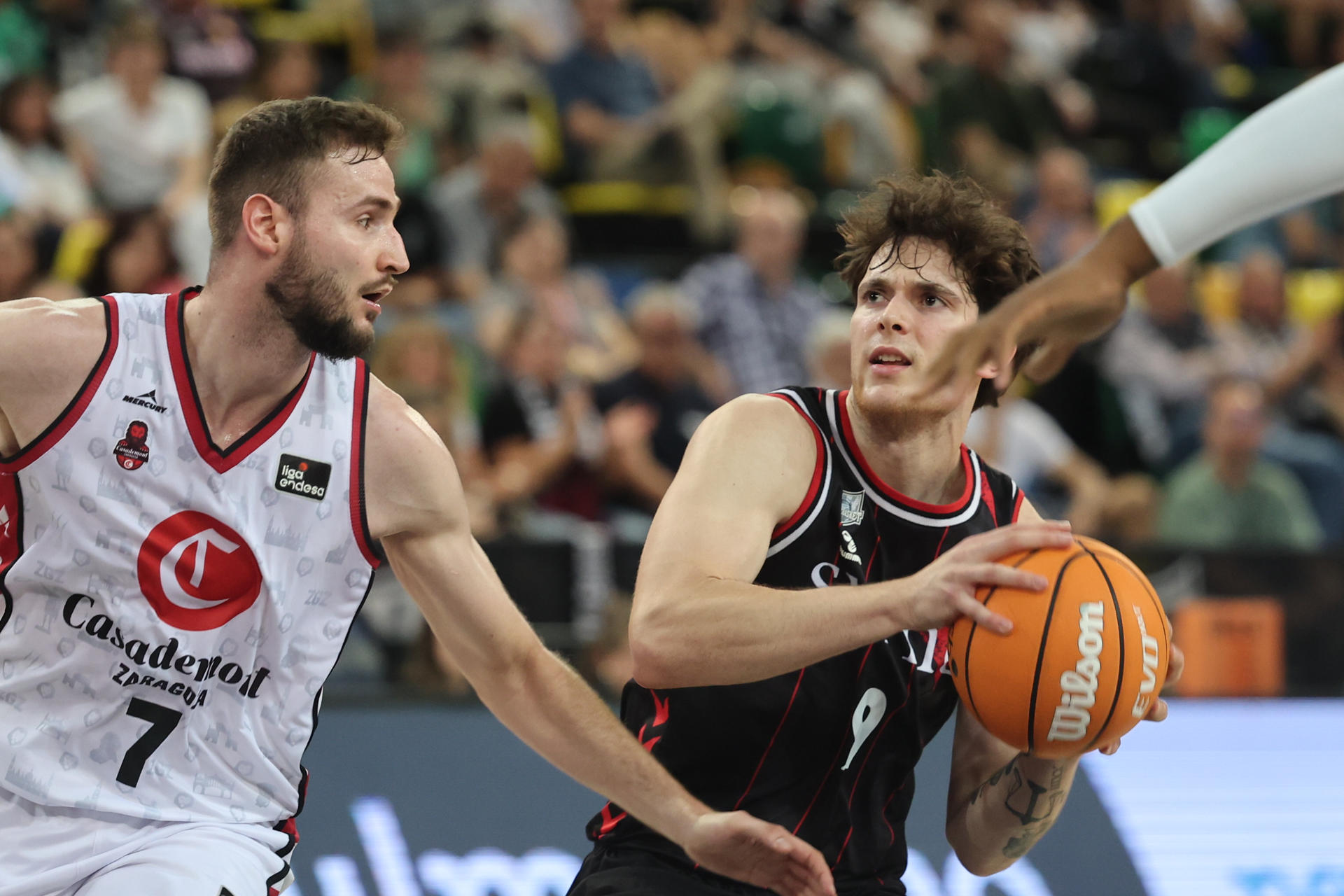 BEl escolta del Bilbao Rubén Domínguez (d) entra a canasta ante el escolta del Casademont Miguel González (i) durante el encuentro de la Liga Endesa entre Bilbao Basket y Casademont Zaragoza que se disputó en el Bilbao Arena. EFE/ Luis Tejido

