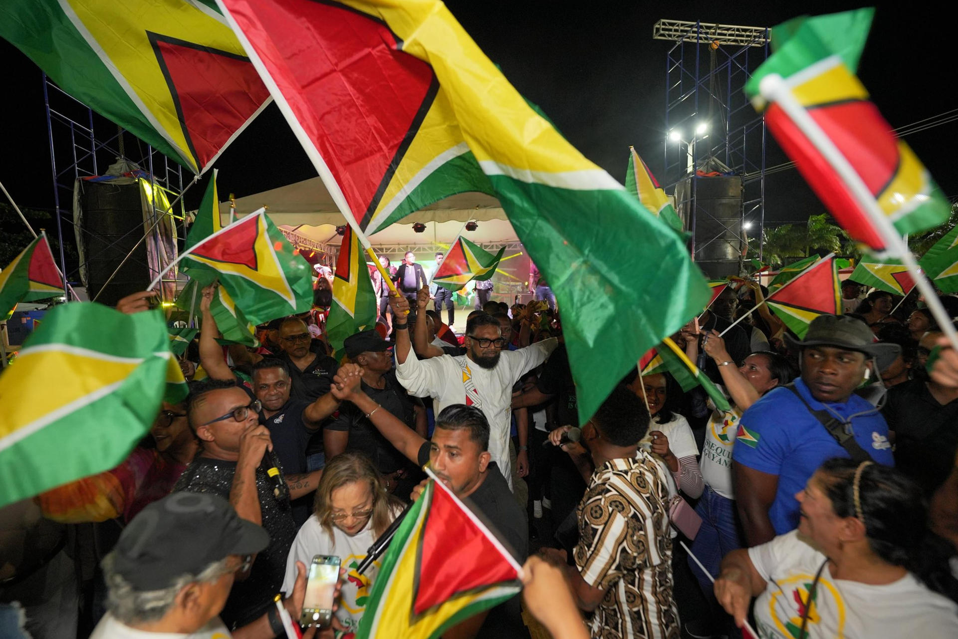 Fotografía tomada de la cuenta oficial de Facebook del presidente de Guyana, Irfaan Ali, que muestra al mandatario (c) durante un evento cultural este sábado, en Esequibo (Guyana). EFE/ Presidencia de Guyana