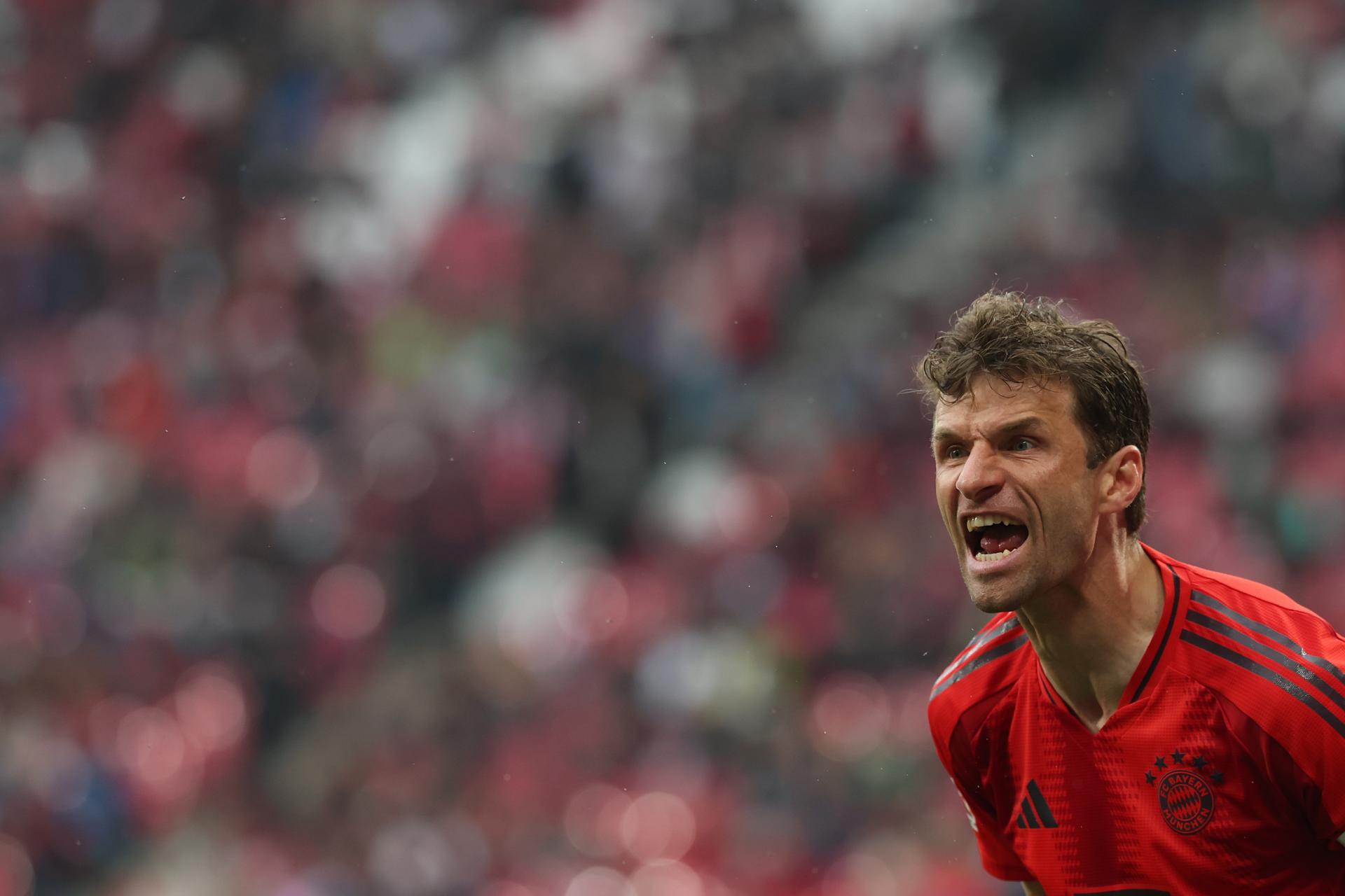 El jugador del Bayern Múnich Thomas Mueller reacciona durante el partido de la Bundesliga que han jugado RB Leipzig y Bayern Múnich en Leipzig, Alemania. EFE/EPA/Filip Singer .