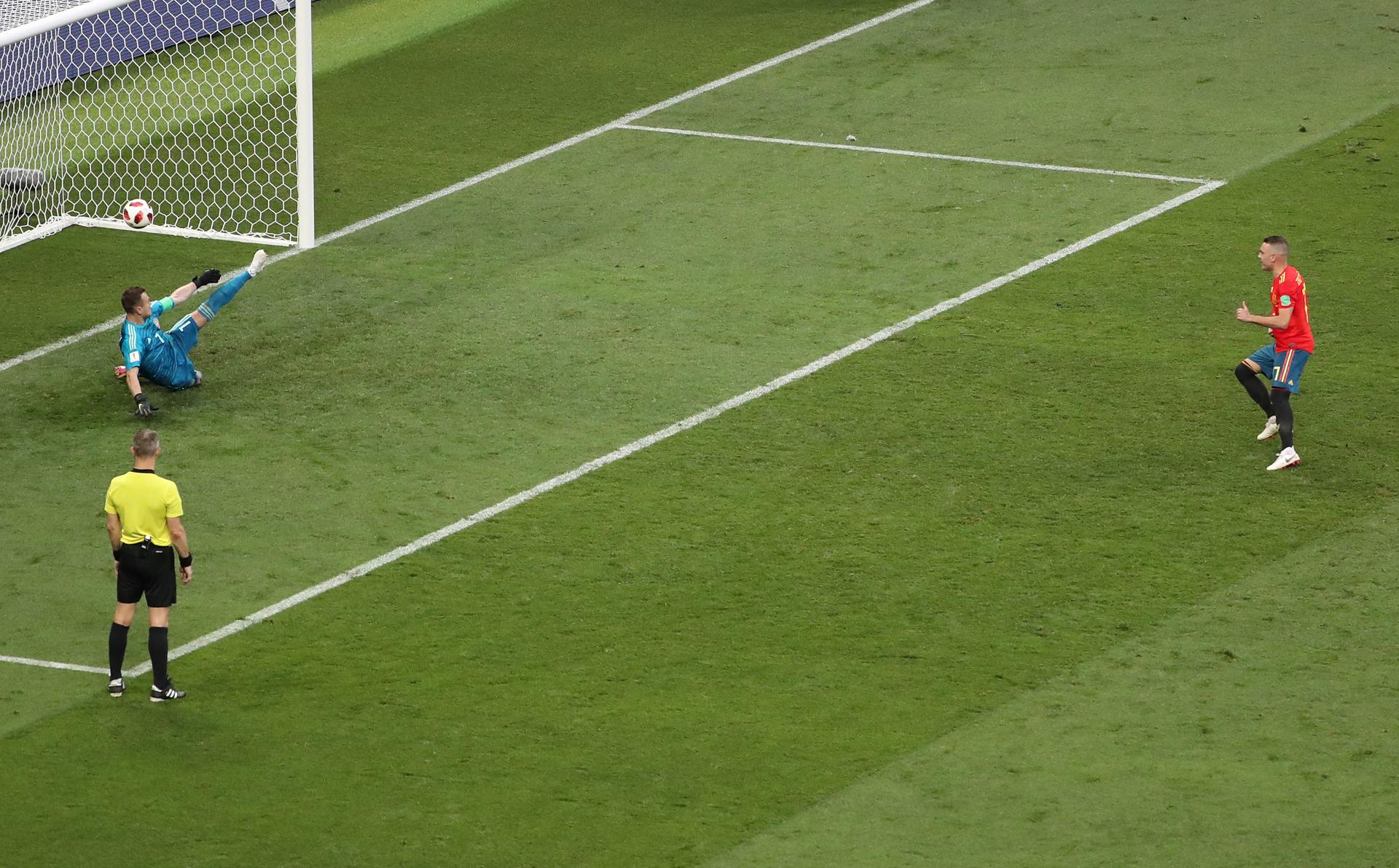 El portero ruso Igor Akinfeev detiene un penalti al delantero español Iago Aspas durante el partido de octavos de final del Mundial de Rusia de 2018. ( EFE/EPA/ABEDIN TAHERKENAREH