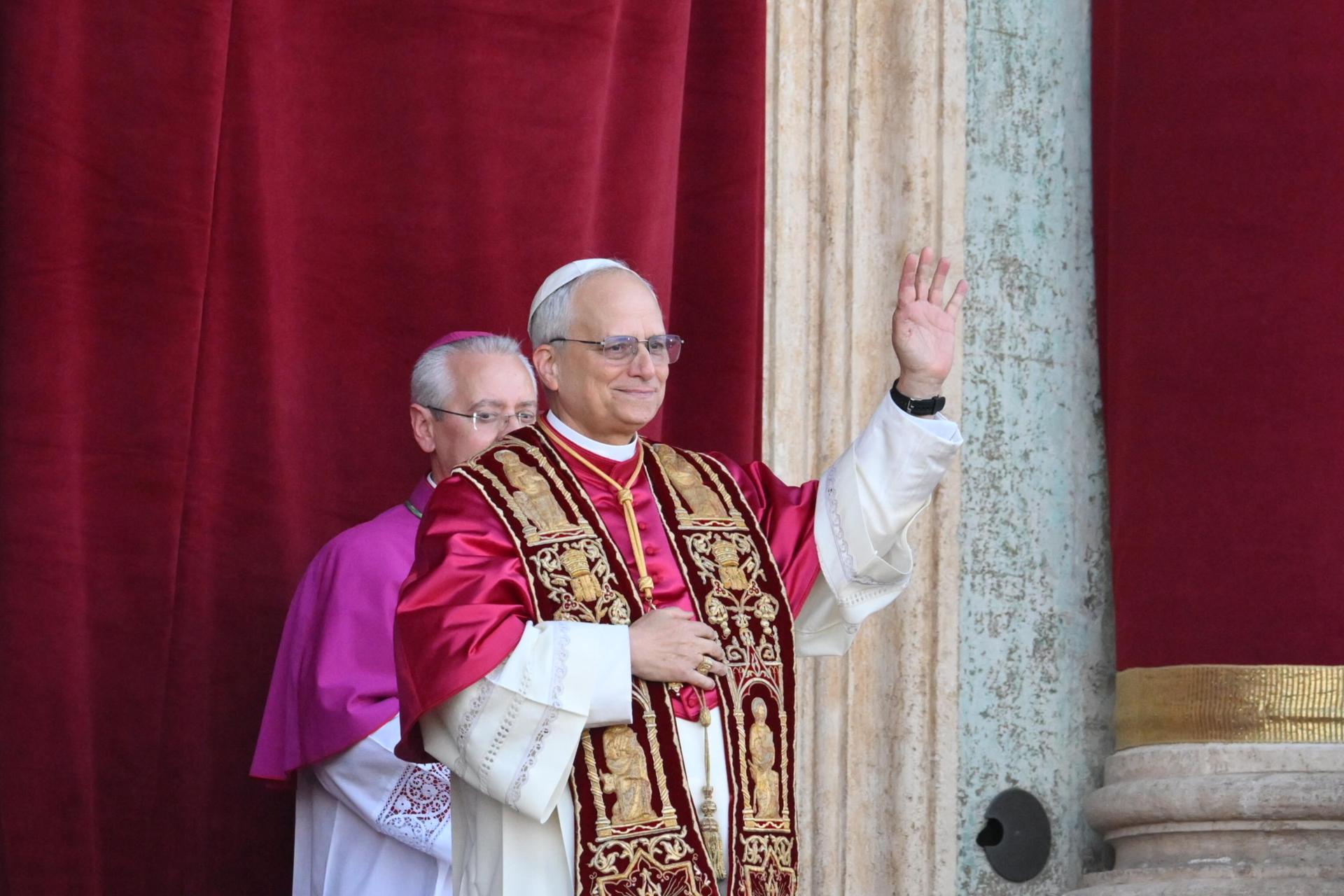 El recién elegido Papa León XIV, el cardenal estadounidense Robert Francis Prevost, saluda a los fieles desde la Basílica de San Pedro, Ciudad del Vaticano (Vaticano). EFE/EPA/ALESSANDRO DI MEO