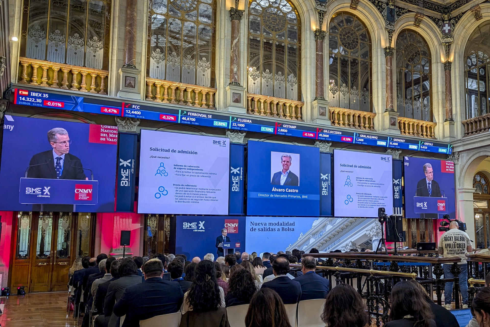 Imagen de este miércoles de la Bolsa de Madrid, que cierra en rojo, con pérdidas del 0,11 % aunque conserva los 14.300 puntos, hasta situarse en los 14.307,6 enteros. EFE/ Vega Alonso