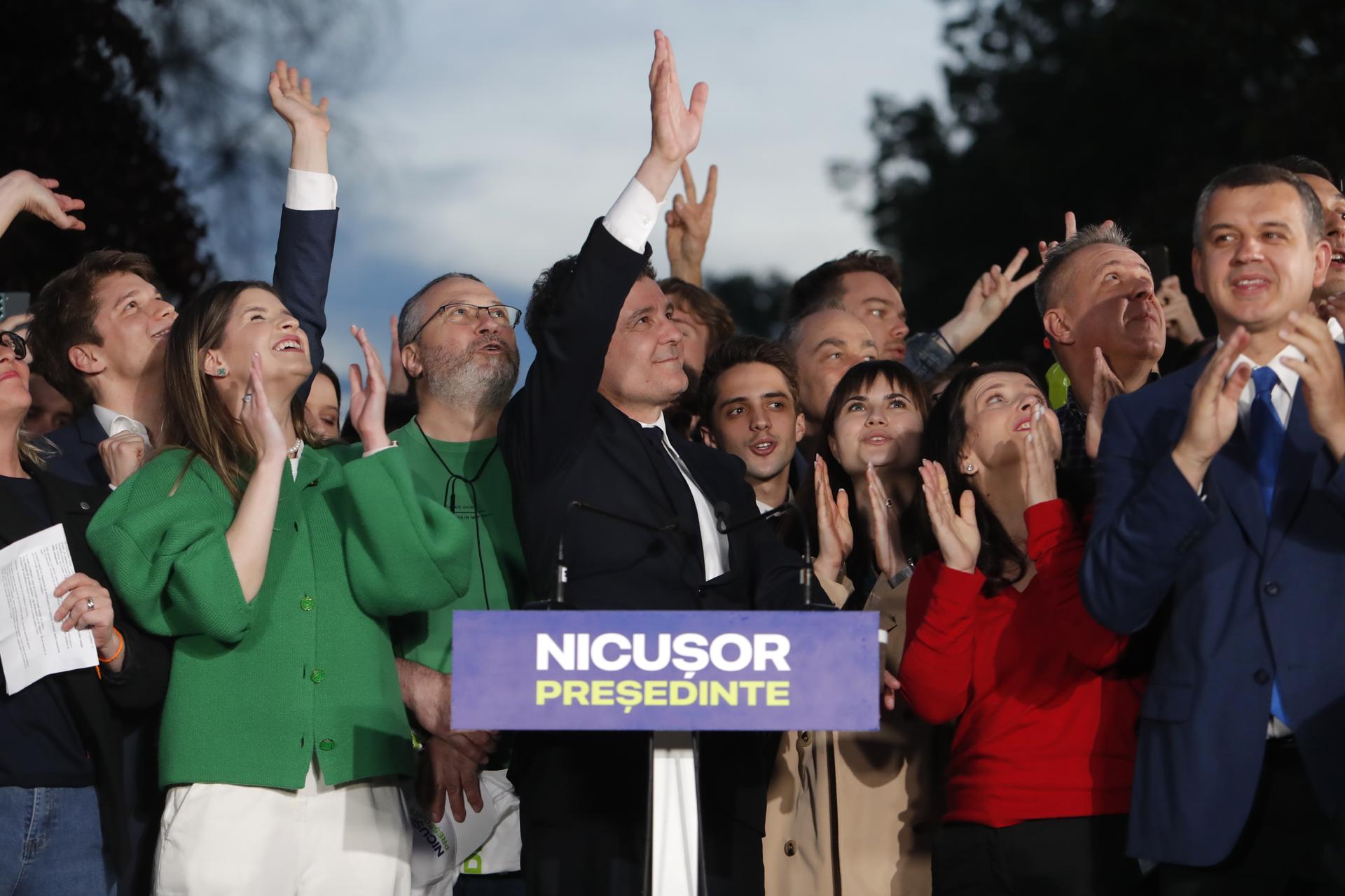 Nicusor Dan (c), alcalde de Bucarest y candidato independiente apoyado por la Fuerza de la Derecha (FD), fue captado este domingo, 18 de mayo, al saludar después de ser elegido presidente de Rumanía, tras imponerse en la segunda vuelta, en el Parque Cismigiu, en Bucarest (Rumanía). EFE/Bogdan Cristel