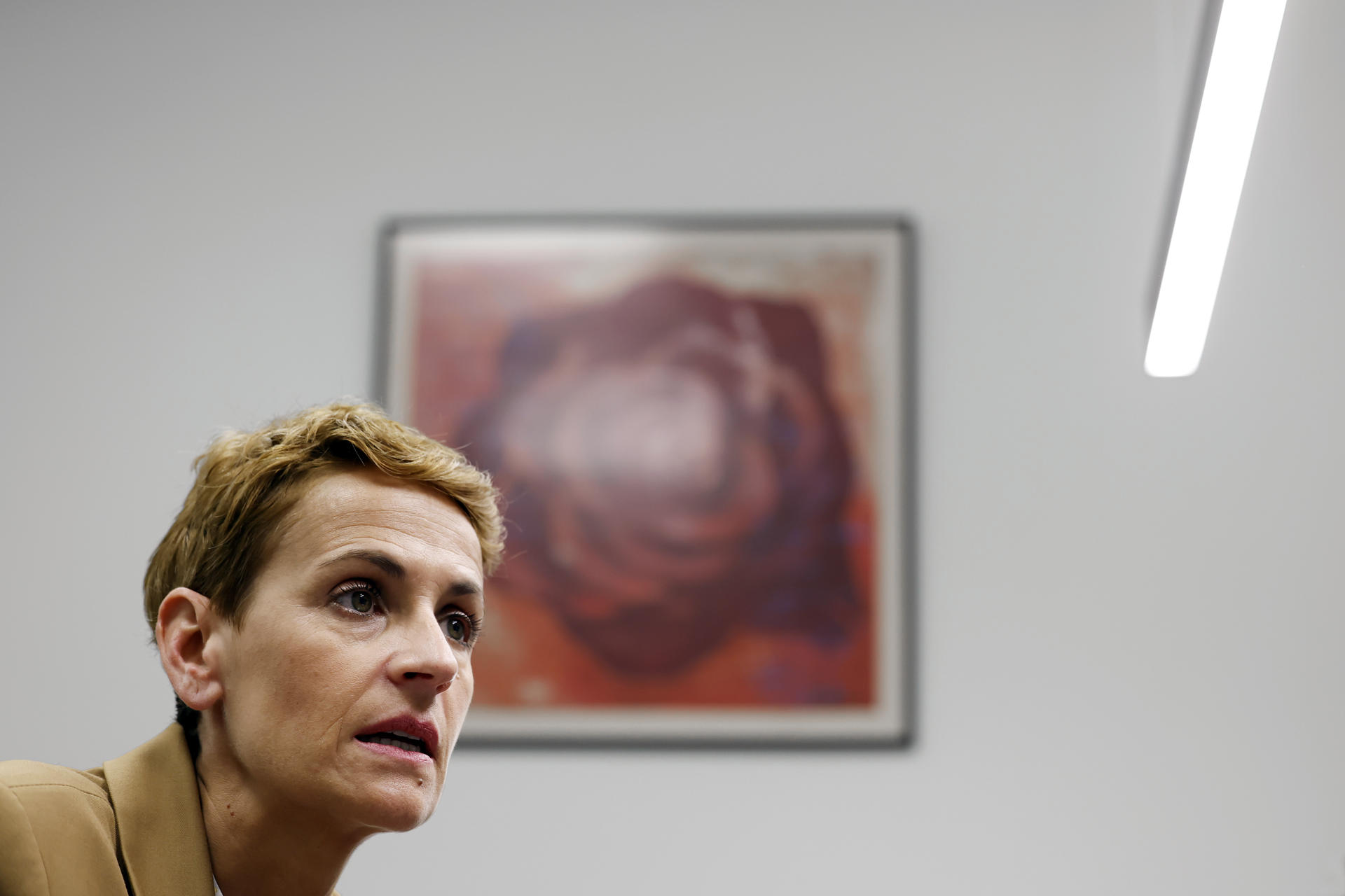 - María Chivite (Cintruénigo, 1978) ha sido recientemente reelegida secretaria general del PSN y tiene claro en una entrevista con EFE que "no hay un Gobierno alternativo que no pase por el Partido Socialista", aunque las encuestas auguren una caída de sus socios actuales de gobierno, a quienes Chivite desea que "les vaya bien" EFE/ Jesús Diges