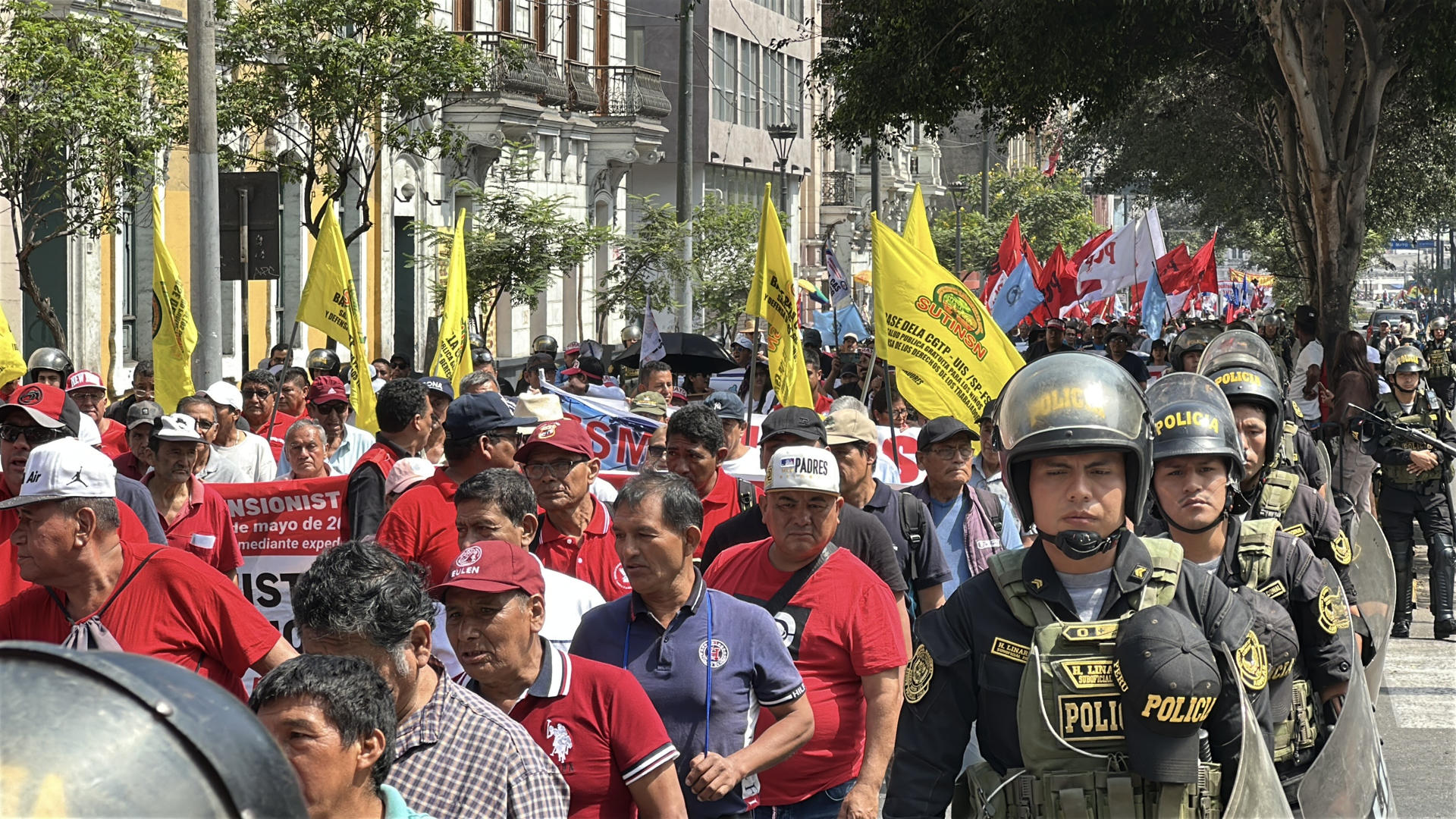 Trabajadores y sindicalistas se manifiestan durante la conmemoración del Día Internacional de los Trabajadores este 1 de mayo de 2025 en Lima (Perú). EFE/Mikhail Huacán