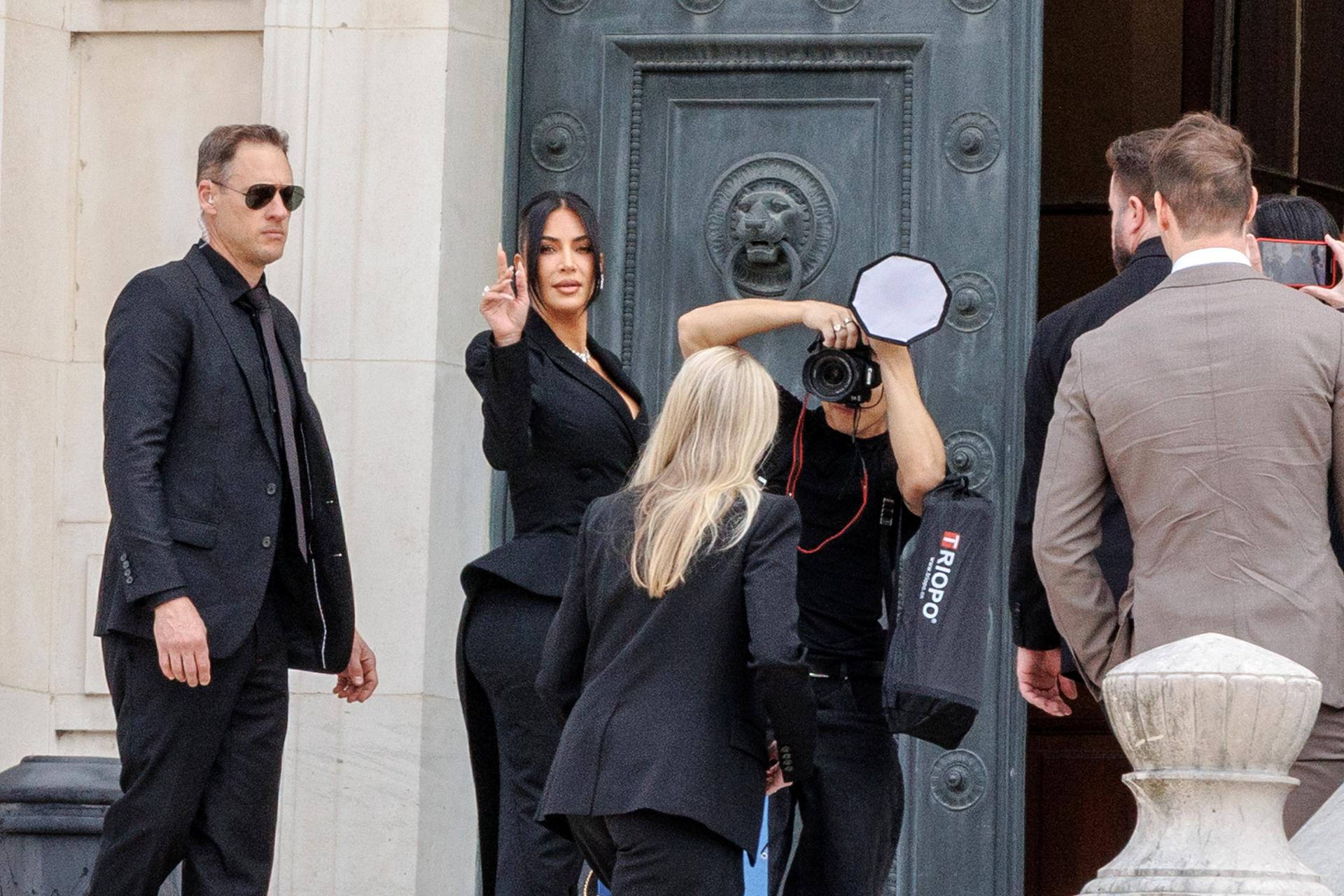 Kim Kardashian llega en medio de una gran expectación al histórico Palacio de Justicia del centro de París. EFE/EPA/SADAK SOUICI