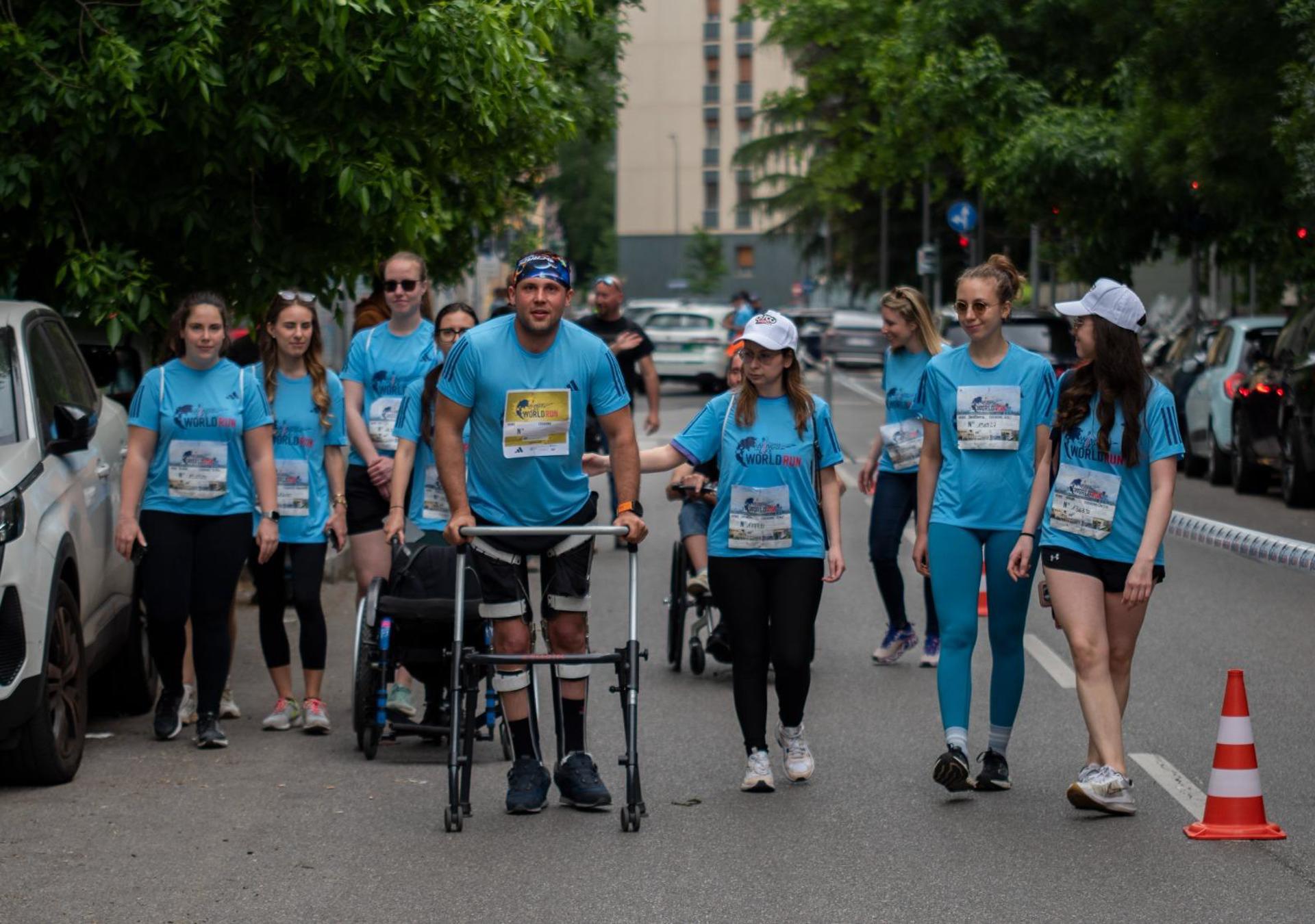 El paciente de 33 años mientras participa en la carrera Wings for Life. Crédito: Imagen cedida por IRCCS Ospedale San Raffaele /SOLO USO EDITORIAL.