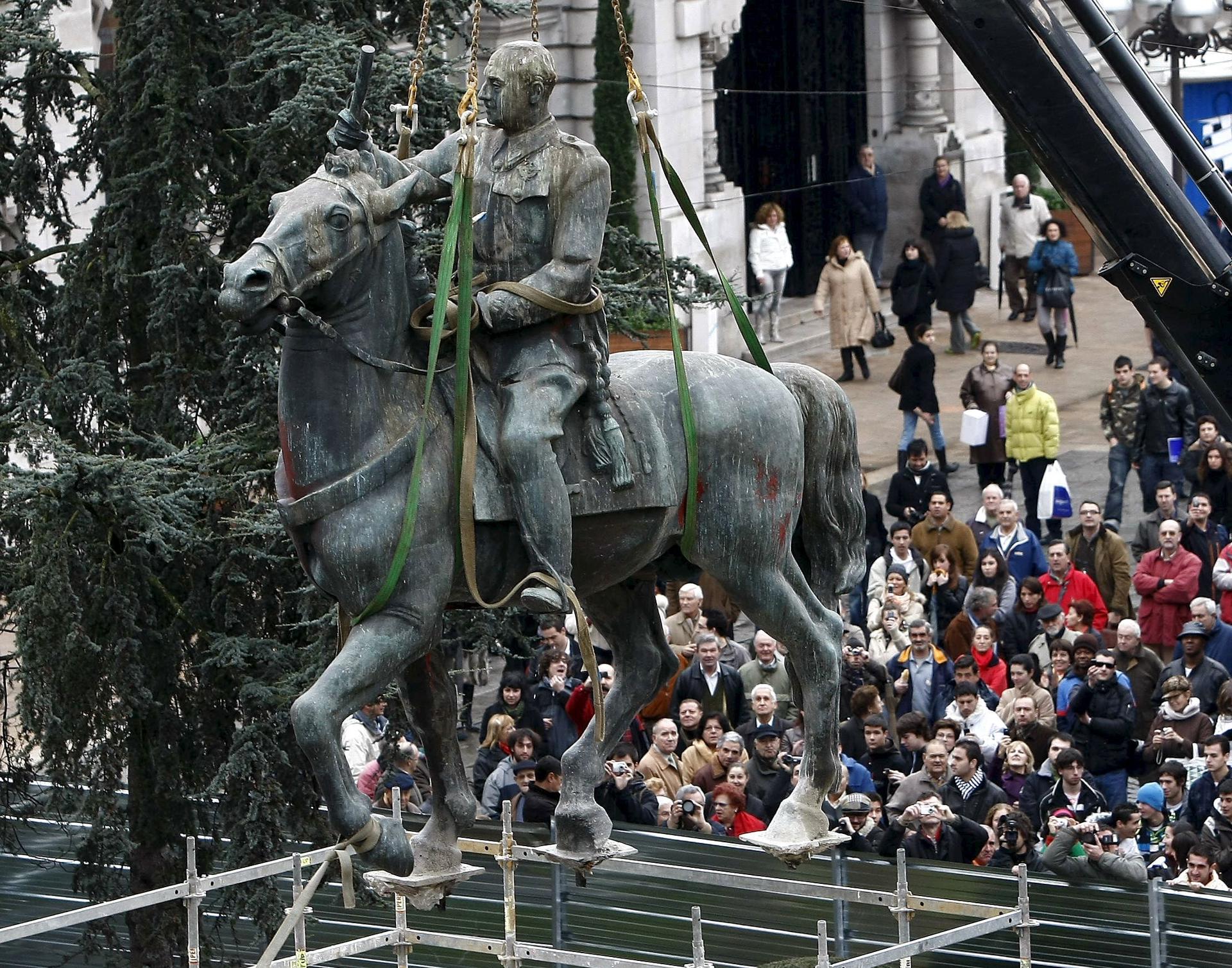 Imagen de archivo (18/12/2008) de la retirada de la estatua ecuestre de Francisco Franco de la plaza del Ayuntamiento de Santander. EFE/Esteban Cobo
