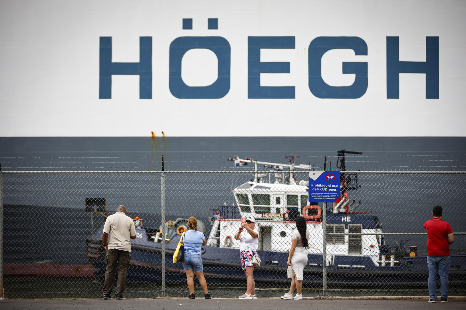 Personas observan el tránsito de un buque de carga en las esclusas de Pedro Miguel este lunes, en el Canal de Panamá de Ciudad de Panamá (Panamá). EFE/ Bienvenido Velasco