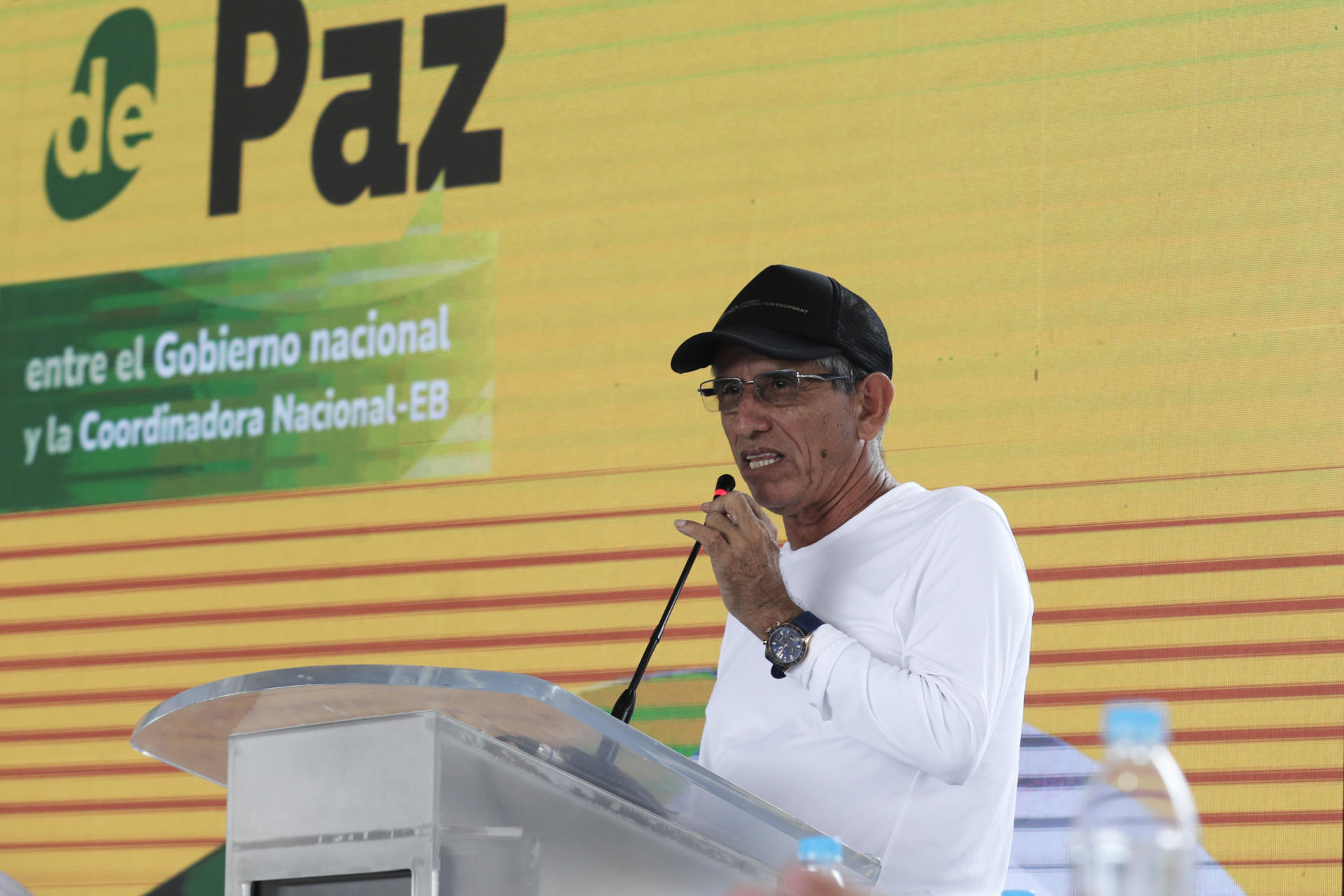 El jefe negociador de la Coordinadora Nacional Ejército Bolivariano (CNEB), Walter Mendoza habla durante el cierre del quinto ciclo de diálogos de paz entre el Gobierno colombiano y disidencias de las FARC este domingo, en el resguardo indígena Inda Zabaleta, Tumaco (Colombia). EFE/ Carlos Ortega