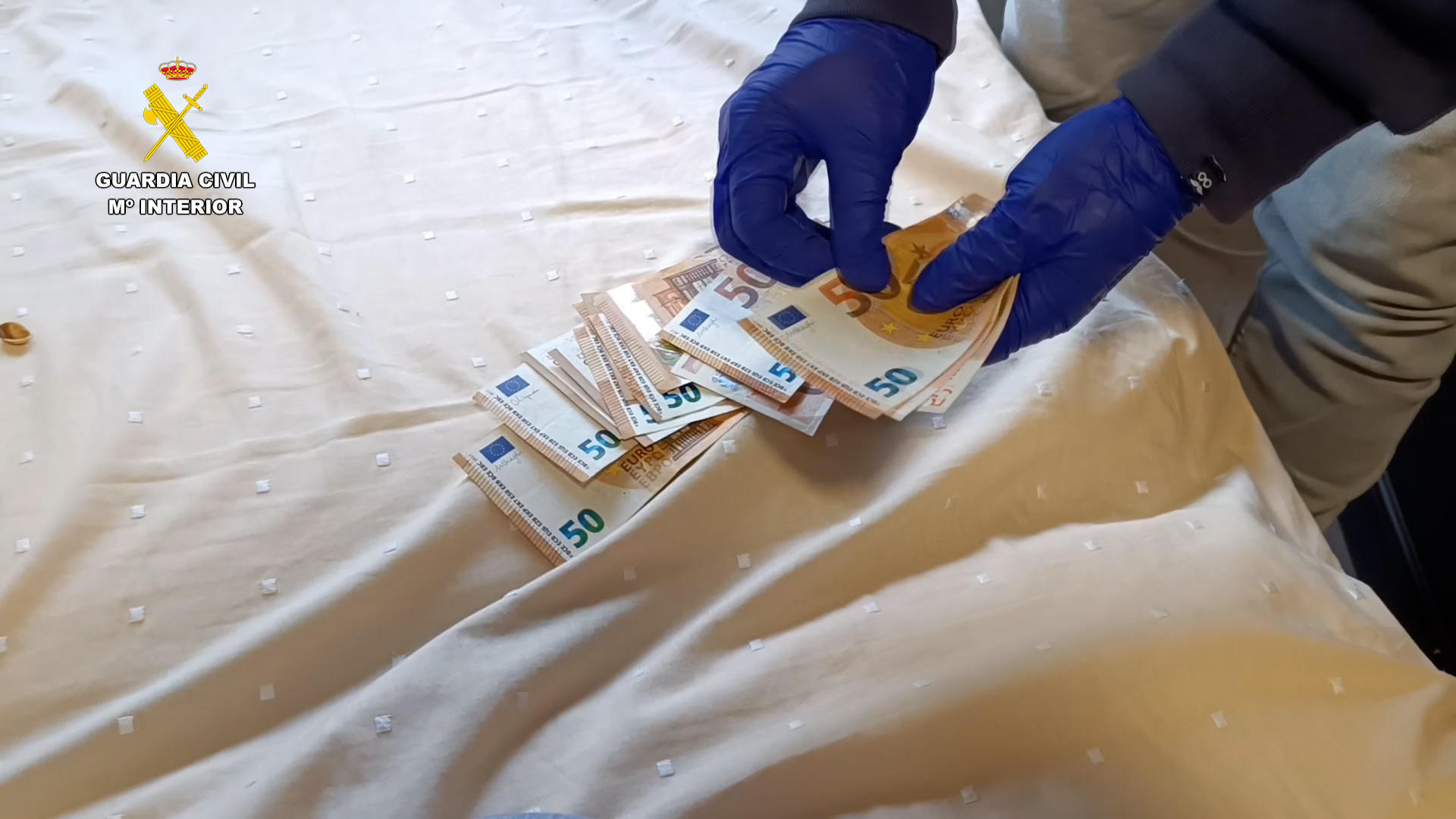 La Guardia Civil ha desarticulado una organización criminal dedicada al tráfico de drogas cocaína en Melilla y Murcia con la detención de cuatro personas con un amplio historial delictivo que empleaban para este fin vehículos mulas dotados con dobles fondos. La denominada operación Deshecho, que se ha desarrollado en Melilla y en San Javier (Murcia), el instituto armado ha intervenido casi seis kilogramos de cocaína y ha procedido al bloqueo preventivo de bienes valorados en casi 368000 euros, según ha informado en una nota la Comandancia de la Guardia Civil de Melilla.-***SOLO USO EDITORIAL/SOLO DISPONIBLE PARA ILUSTRAR LA NOTICIA QUE ACOMPAÑA (CRÉDITO OBLIGATORIO)*** EFE/ Guardia Civil