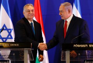 Imagen de archivo del primer ministro de Israel, Benjamin Netanyahu, y su colega húngaro Viktor Orban. EFE/ Arie Schalit / Pool