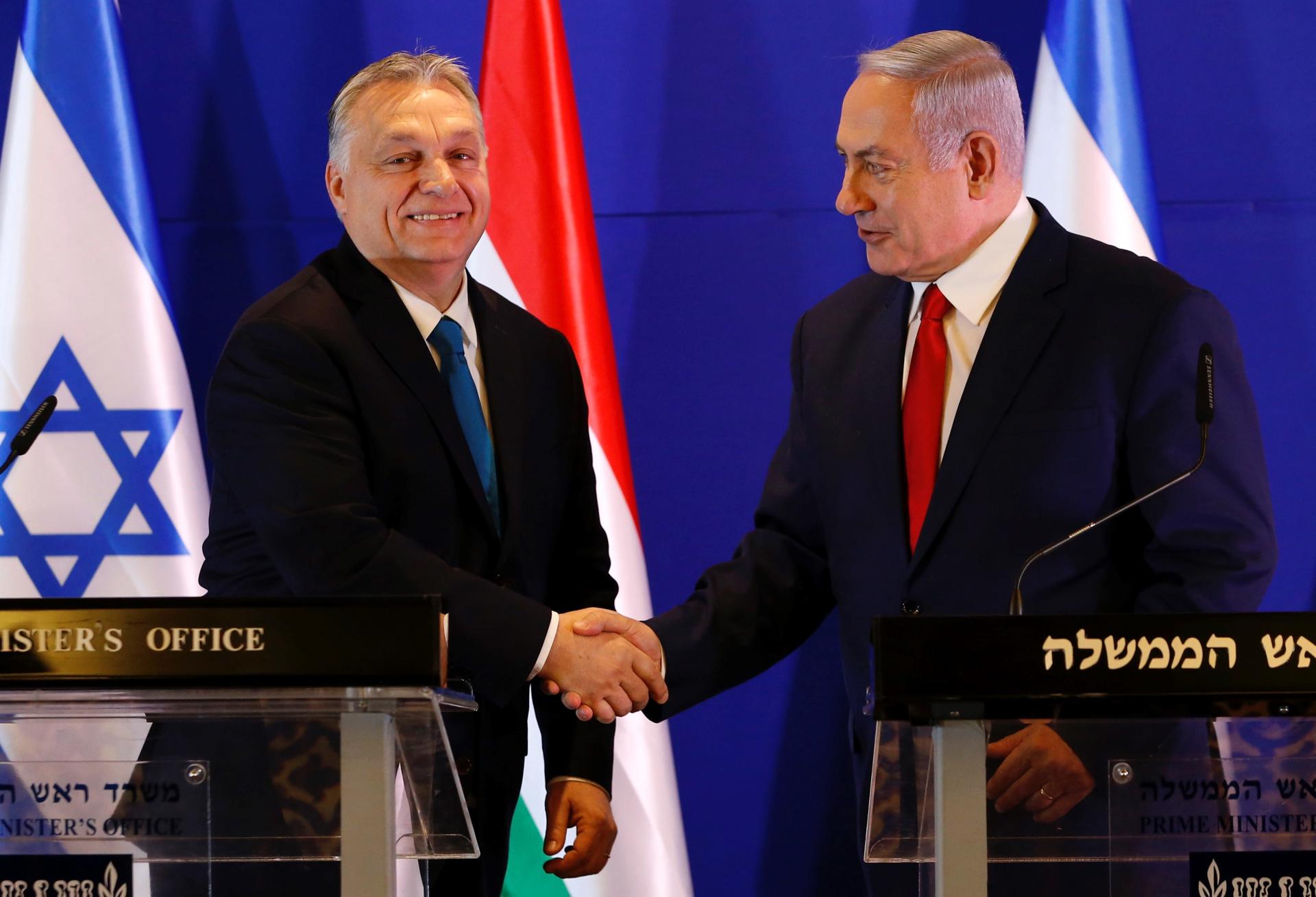 Imagen de archivo del primer ministro de Israel, Benjamin Netanyahu, y su colega húngaro Viktor Orban. EFE/ Arie Schalit / Pool