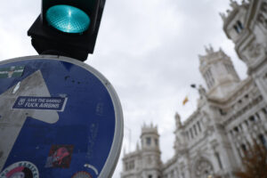 Una pegatina en contra de AirBnb contra los pisos turísticos en una señal de tráfico en el centro de Madrid. EFE/ Mariscal/Archivo