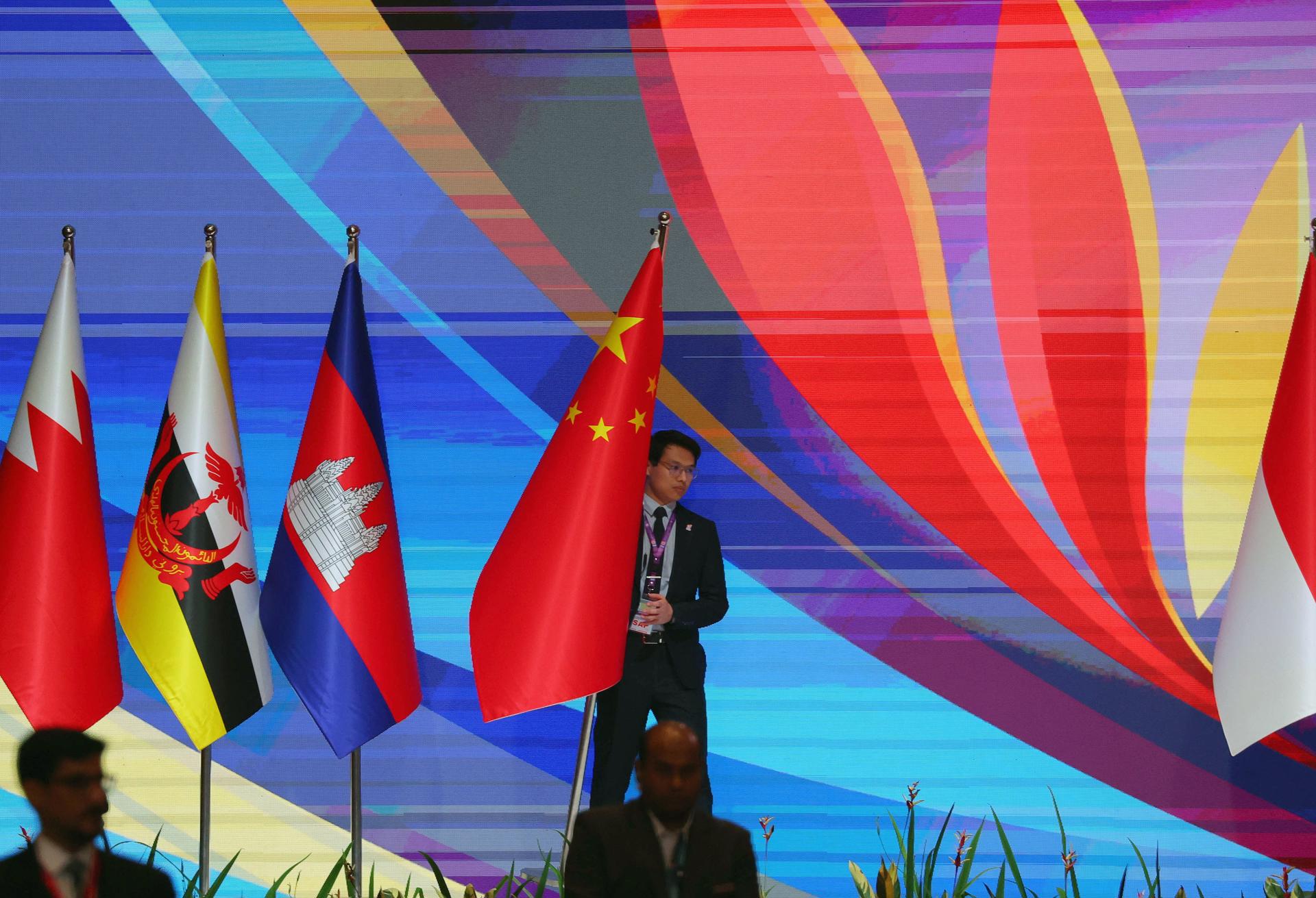 KUALA LUMPUR (Malaysia), 27/05/2025.- Staff members arrange flags ahead of the ASEAN-Gulf Cooperation Council (GCC)-China Summit following the 46th ASEAN summit in Kuala Lumpur, Malaysia, 27 May 2025. The inaugural trilateral summit takes place in Kuala Lumpur within the framework of the 46th Association of Southeast Asian Nations (ASEAN) summit. (Malasia) EFE/EPA/FAZRY ISMAIL