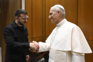 El papa León XIV ha recibido este domingo en una audiencia en el Vaticano al presidente de Ucrania, Volodímir Zelenski, después de que asistiera a la misa de inicio de pontificado. EFE/Vatican Media/Simone Risoluti -SOLO USO EDITORIAL/SOLO DISPONIBLE PARA ILUSTRAR LA NOTICIA QUE ACOMPAÑA (CRÉDITO OBLIGATORIO)-
