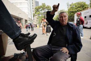 El lustrador de zapatos Héctor Fernando Ramírez habla durante una entrevista con EFE este jueves, en Ciudad de México (México).  EFE/ José Méndez