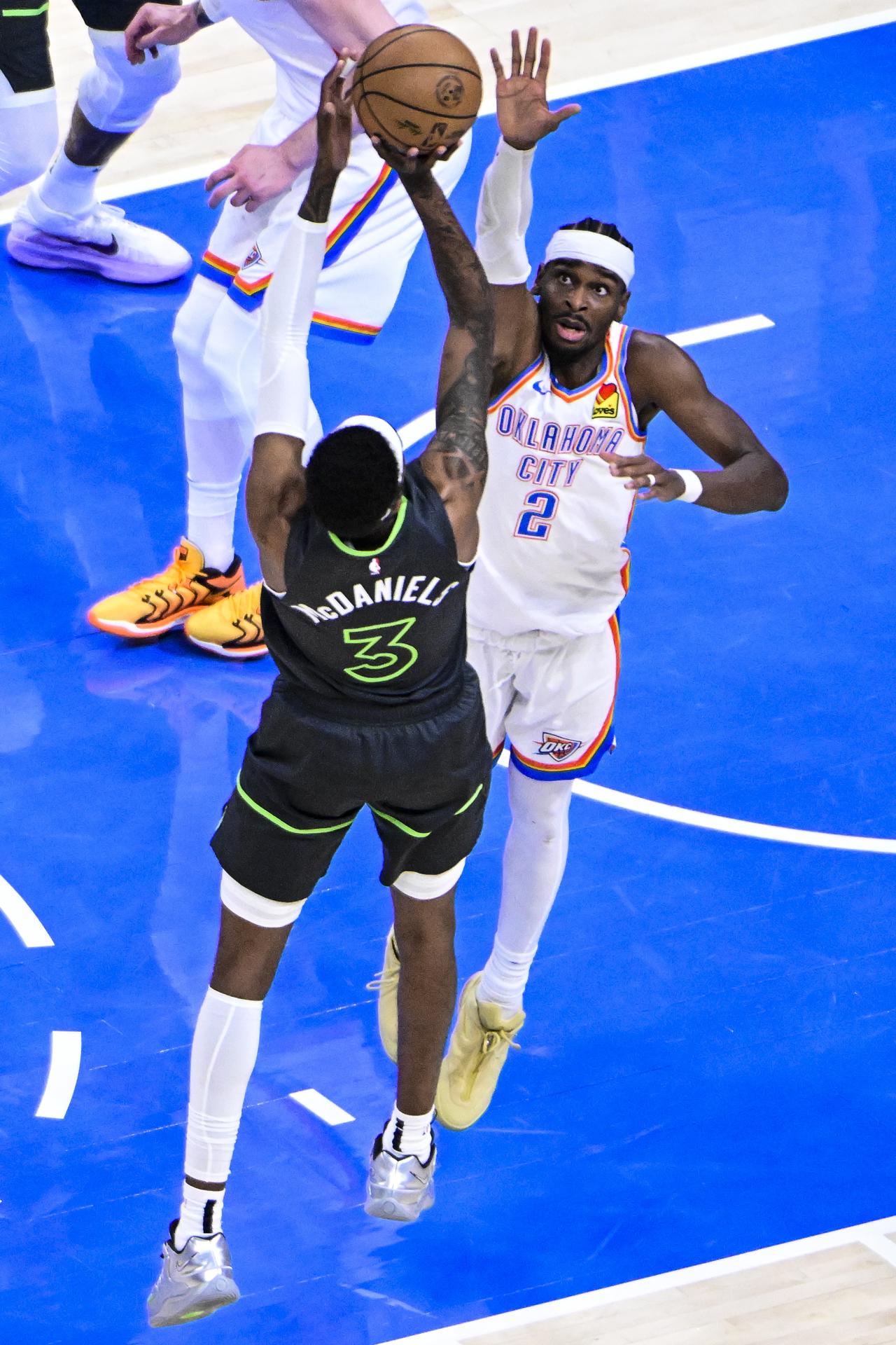 Shai Gilgeous-Alexander (d), de 26 años, ganó el MVP de la temporada regular de la NBA y quedó por delante del serbio Nikola Jokic (Denver Nuggets, 3 veces MVP) y del griego Giannis Antetokounmpo (Milwaukee Bucks, 2 veces MVP). EFE/EPA/GERALD LEONG