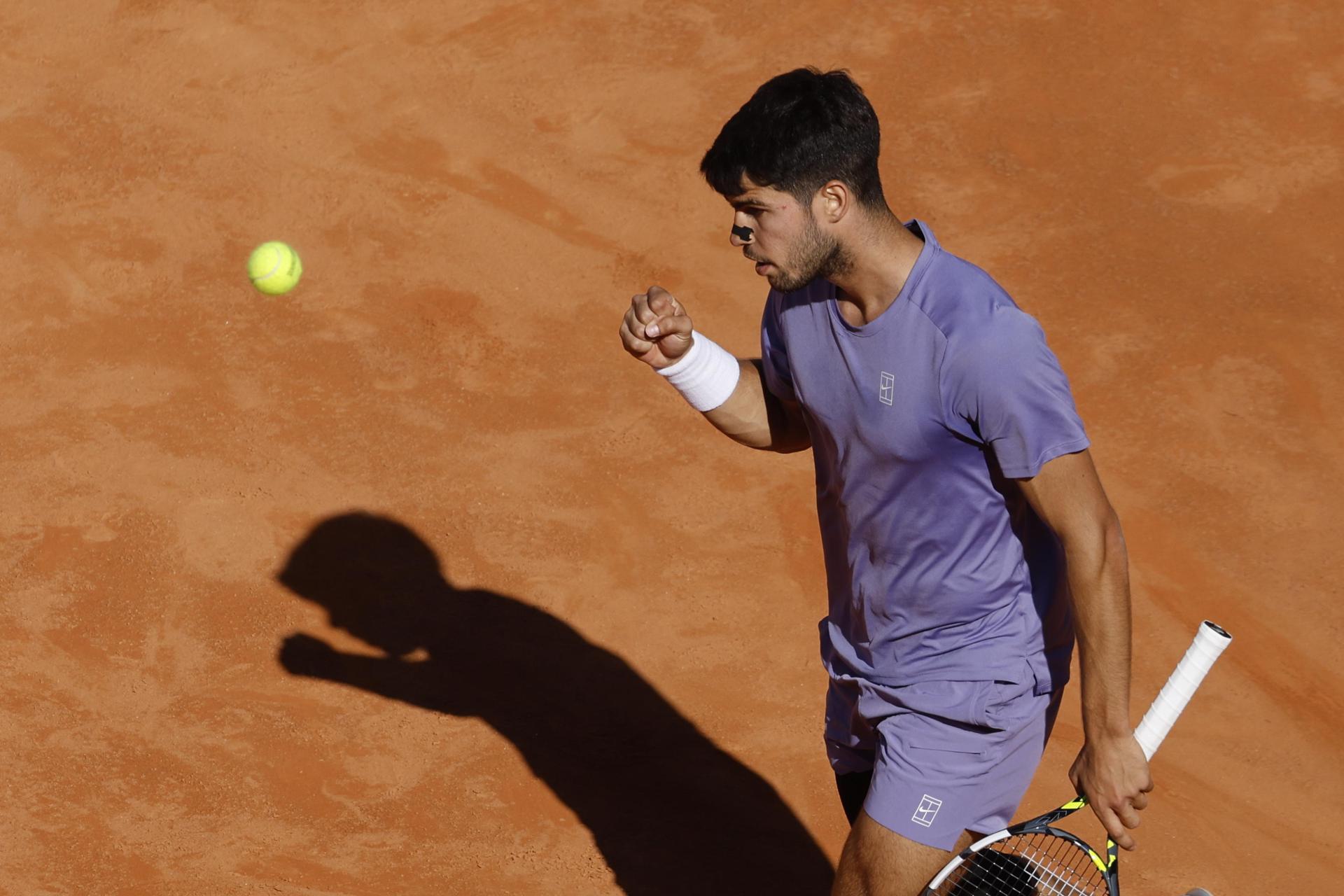 El tenista español Carlos Alcaraz se clasificó para la final del Masters 1000 de Roma, tras superar este viernes al italiano Lorenzo Musetti por 6-3 y 7-6 (4). EFE