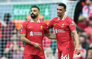 Mohamed Salah celebra el 1-1 junto a Trent Alexander-Arnold. EFE/EPA/PETER POWELL.