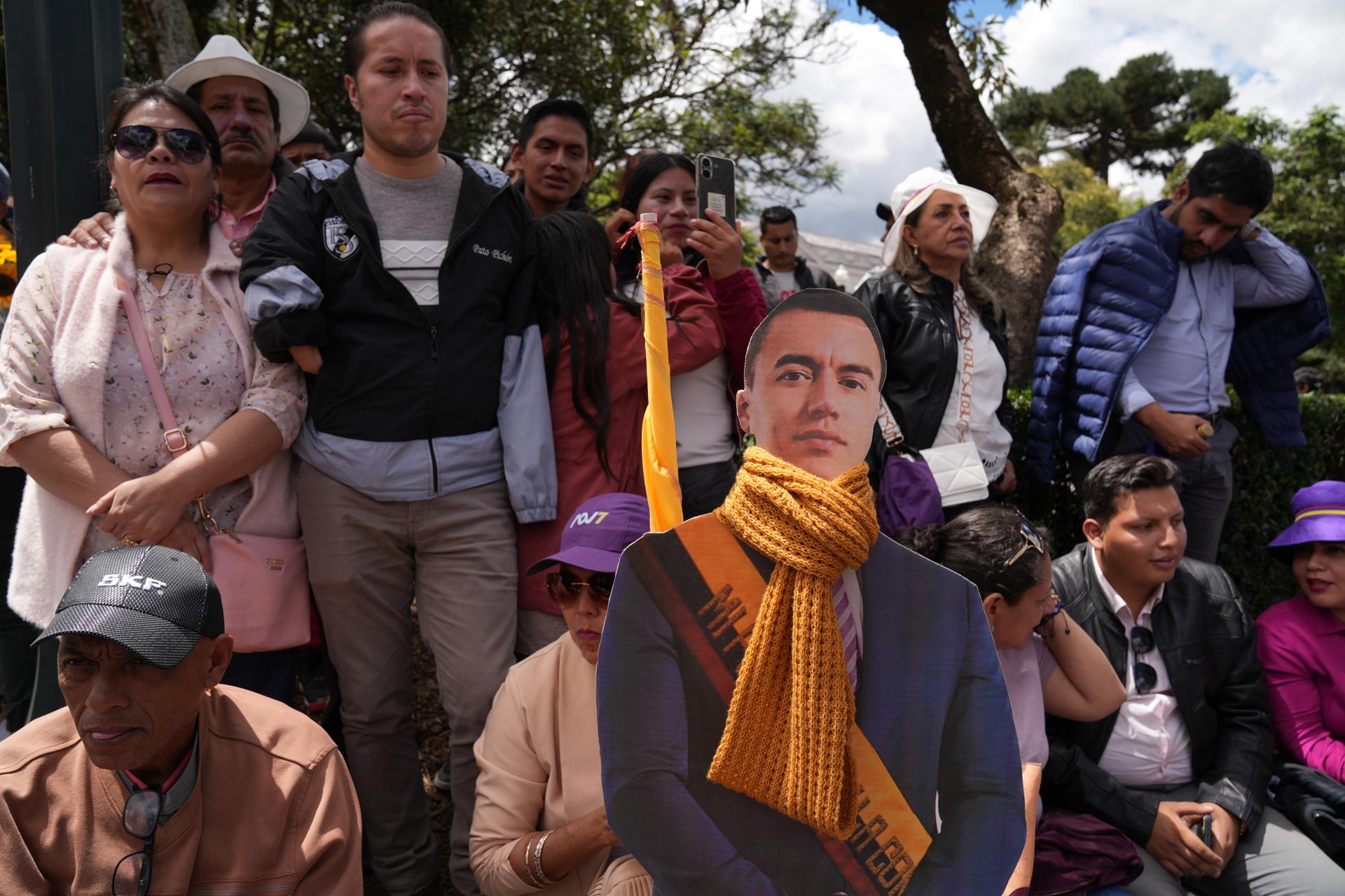 En torno a un millar de personas se concentraron frente a la Asamblea Nacional (Parlamento) de Ecuador, en Quito, para arropar al presidente, Daniel Noboa, en su nuevo acto de investidura para gobernar hasta 2029. EFE/ Vicente Costales
