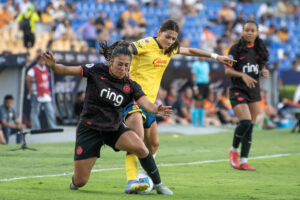 La delantera de América Montserrat Saldívar (d) disputa el balón con centrocampista Reyna Reyes de Portland Thorns este sábado, durante un partido por el tercer puesto de la Copa de Campeones de la Concacaf que el equipo estadounidense ganó este sábado por 0-3 en el Estadio Universitario de Monterrey. EFE/ Miguel Sierra