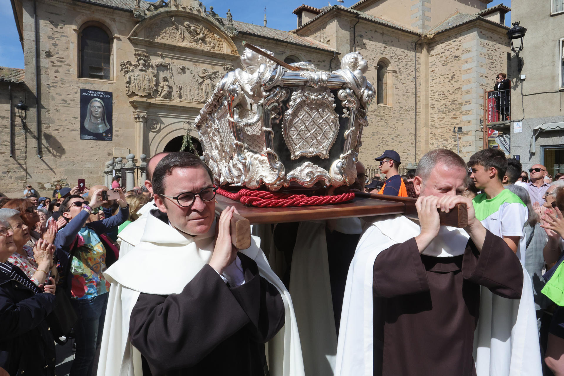 Santa Teresa de Jesús vuelve al sepulcro con un solemne traslado extraordinario por las calles de Alba de Tormes (Salamanca) como cierre de los eventos especiales por el estudio científico sobre la carmelita, este lunes. EFE/ J.M. García
