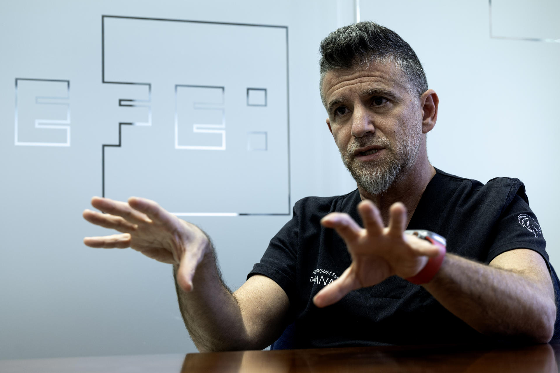 El doctor especialista en trasplante capilar con clínica en Marbella, Ezequiel Pann, durante la entrevista este miércoles con EFE en Málaga en la que ha resaltado el aumento de trasplantes capilares en los que no hay médico, donde las operaciones corren a cargo de técnicos sanitarios o, en el mejor de los casos, de profesionales de enfermería. EFE/Jorge Zapata.