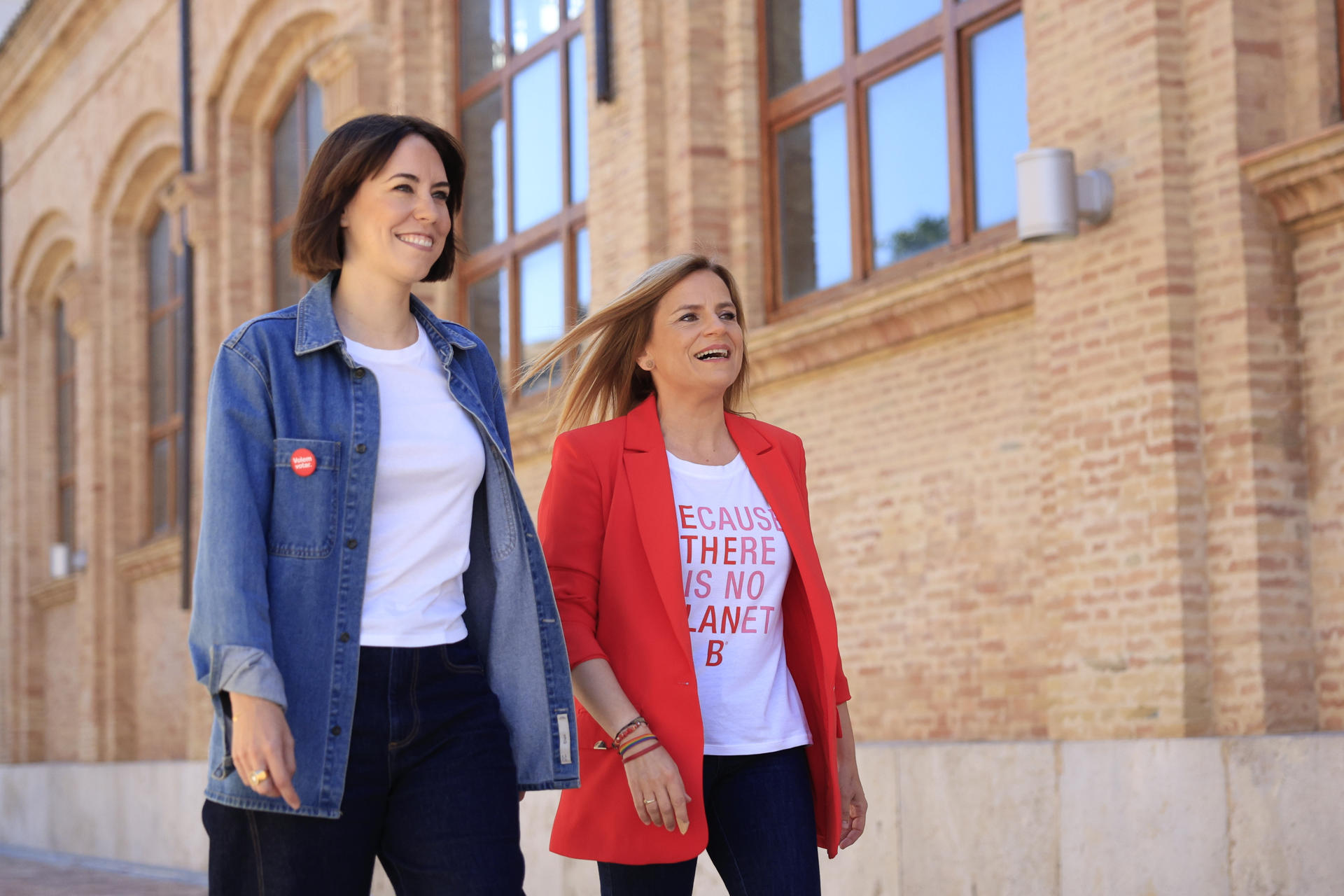 La secretaria general del PSPV-PSOE y ministra de Ciencia, Innovación y Universidades, Diana Morant (i), y la nueva secretaria general de los socialistas de la ciudad de València, la delegada del Gobierno en la Comunitat Valenciana, Pilar Bernabé, se dirigen a inaugurar el XV congreso del PSPV-PSOE de la ciudad de València, que aprobará sus propuestas para dar respuesta a la crisis de la vivienda, luchar contra el desempleo y adaptarse al cambio climático, este sábado en Valencia. EFE/ Kai Forsterling