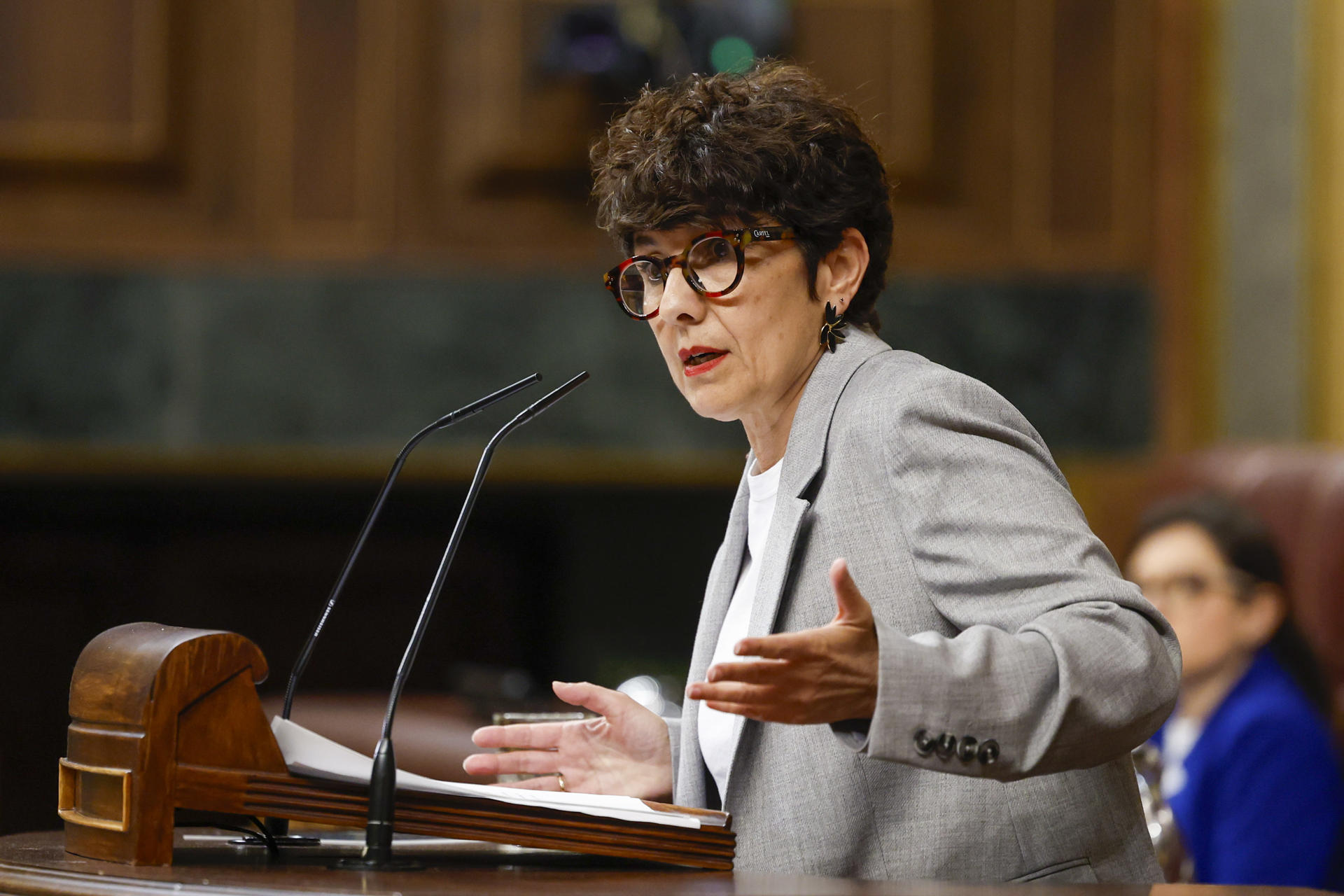 La diputada del PNV, Maribel Vaquero, toma el turno de palabra durante el pleno celebrado este miércoles en el Congreso tras la comparecencia del presidente del Gobierno, Pedro Sánchez, para informar del plan de defensa y del apagón masivo del 28 de abril. EFE/Juan Carlos Hidalgo
