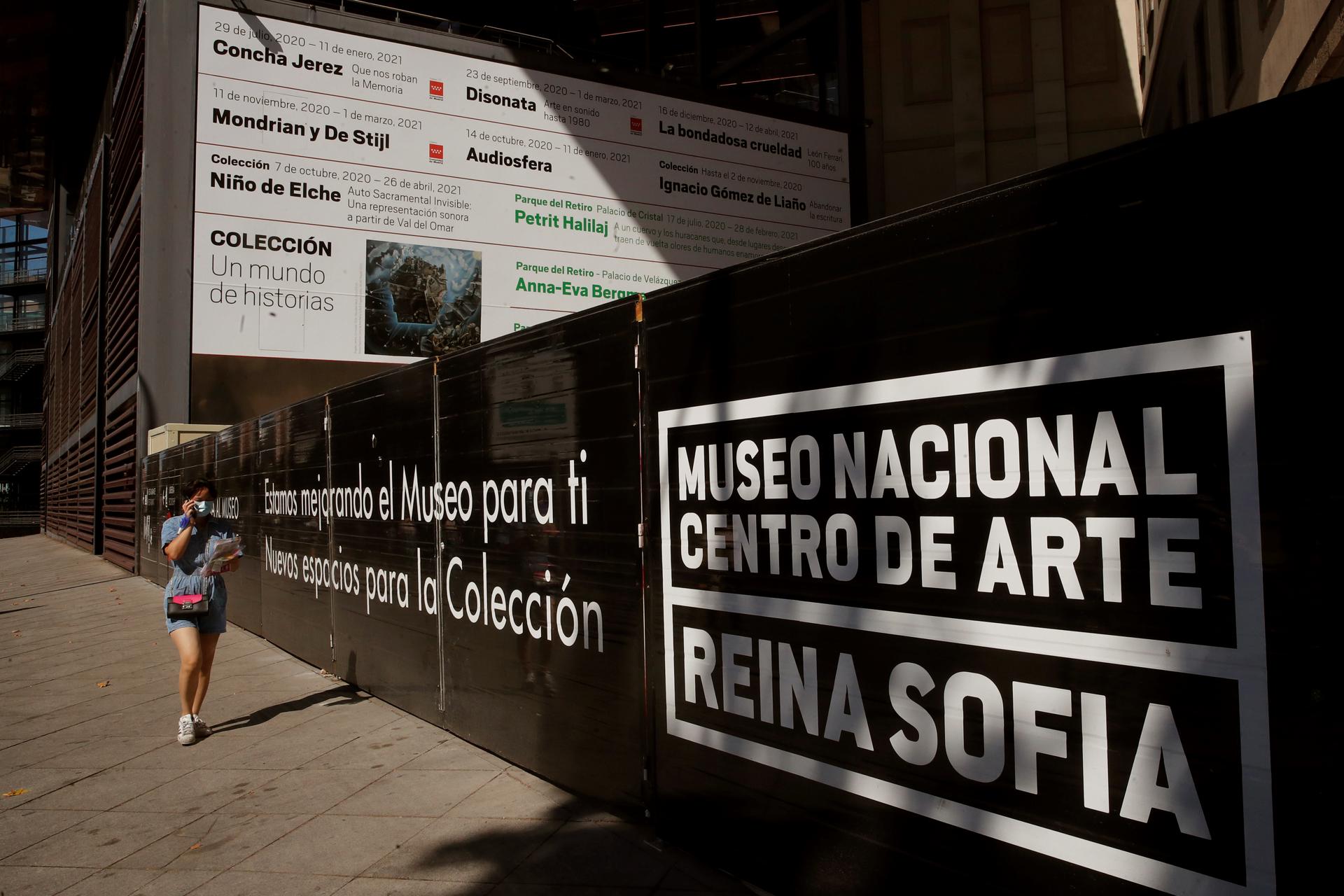 GRAF720. MADRID, 07/09/2020.- Vista de la fachada del Museo Reina Sofía que cuenta esta temporada con una de las exposiciones estrella del calendario "Mondrian y Der Stijl", programada inicialmente para mayo. Los museos se preparan para un otoño con una programación cargada de exposiciones retrasadas por la pandemia. EFE/Juan Carlos Hidalgo
