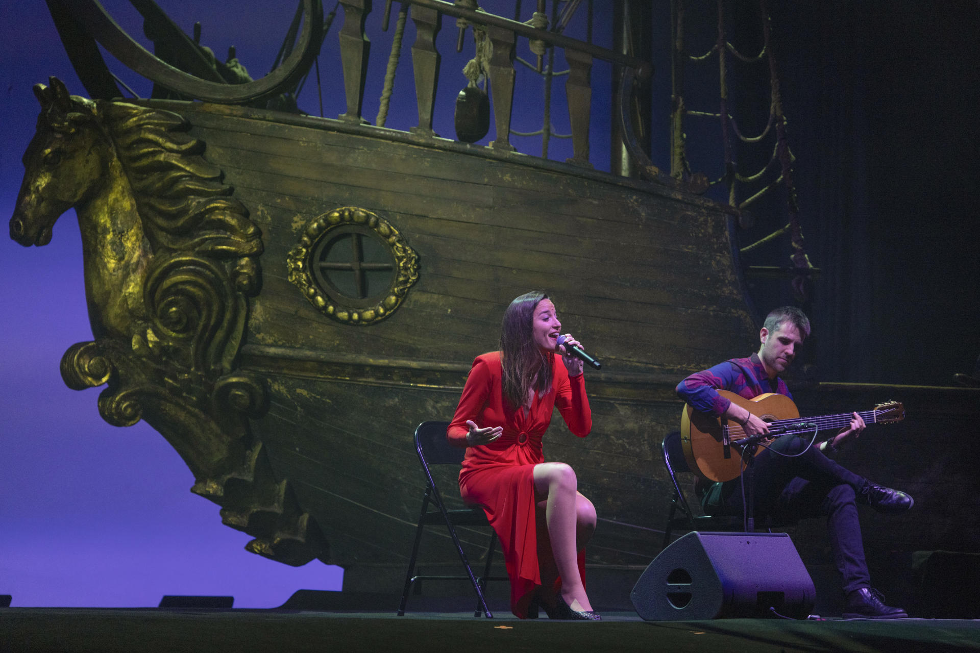 La cantautora Judit Neddermann durante su actuación hoy martes en la 28 edición del ´Festival Guanya´T el Cel´ que se ha celebrado en el Teatro Victoria de Barcelona. EFE/Marta Pérez.