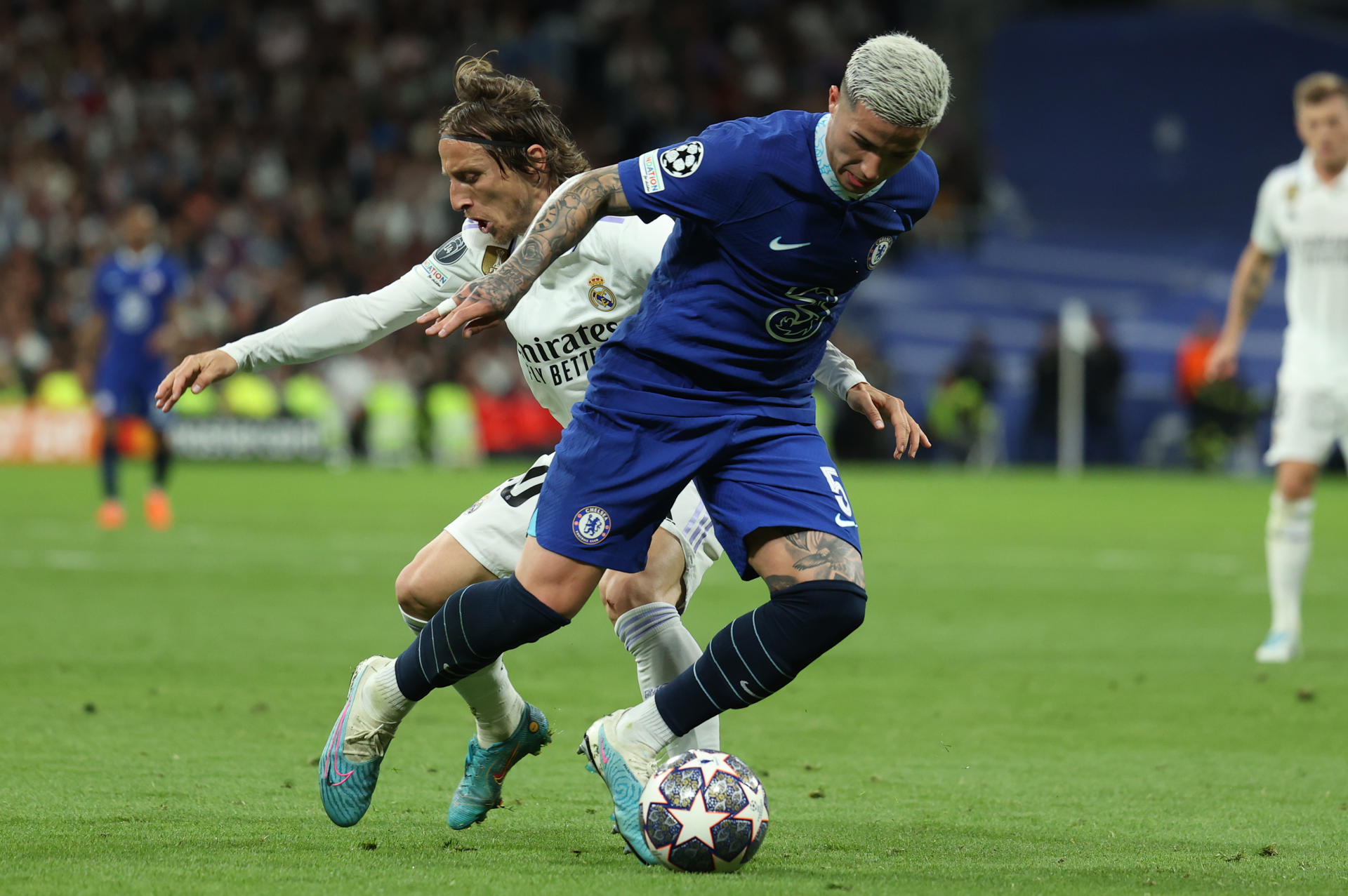 Fotografía de Kiko Huesca en la que se ve al centrocampista croata del Real Madrid Luka Modric (i) luchando con el argentino Enzo Fernández (d), del Chelsea. EFE