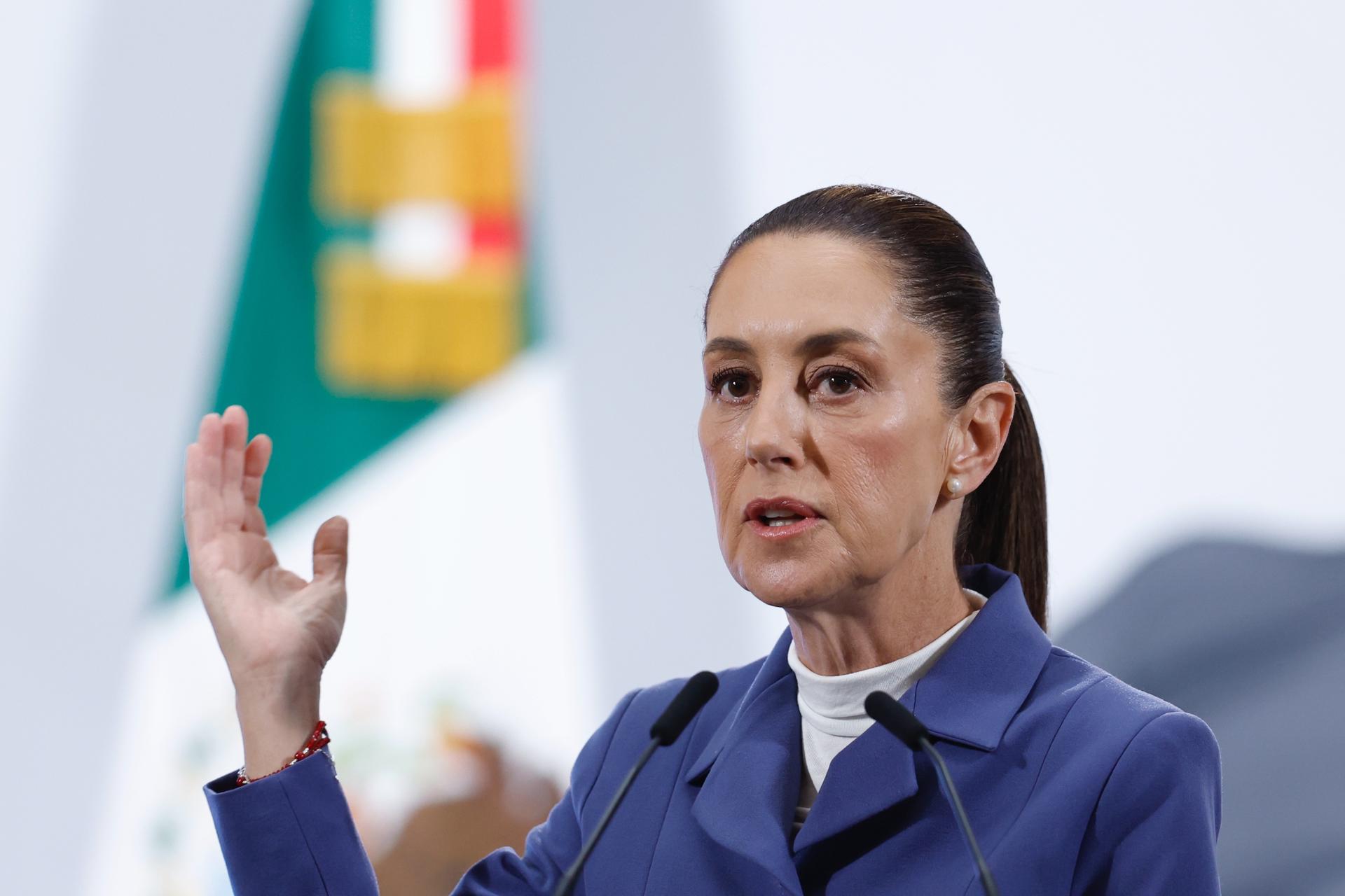 La presidenta de México Claudia Sheinbaum, habla este martes durante una rueda de prensa en Palacio Nacional de la Ciudad de México (México). EFE/Sáshenka Gutiérrez