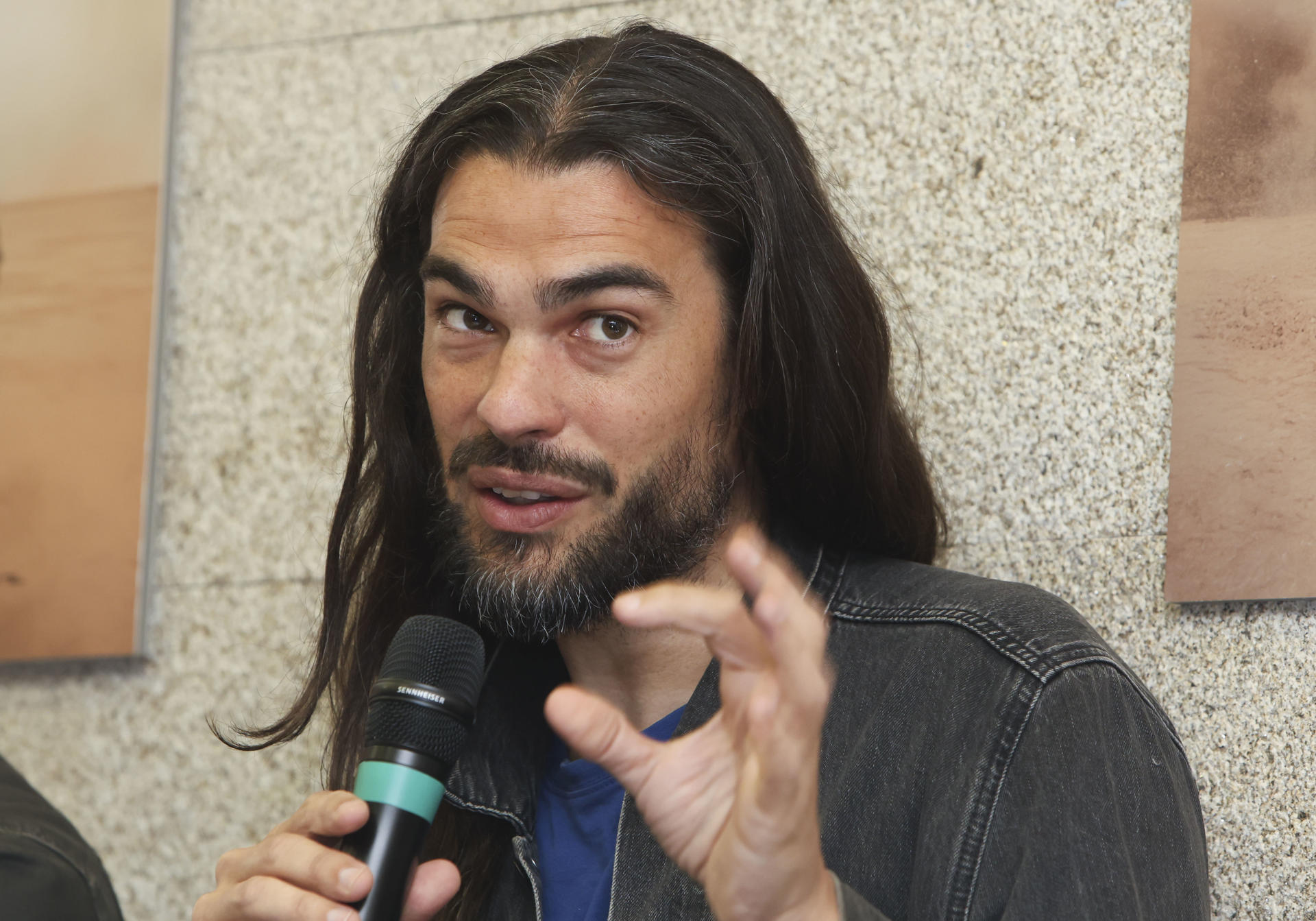 El cineasta Oliver Laxe, durante la rueda de prensa posterior al pase de su película, 'Sirat', que se alzó con el premio del Jurado en el pasado Festival de Cannes, este lunes en Santiago de Compostela. EFE/ Xoán Rey
