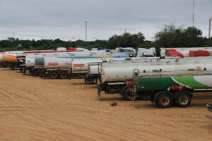Fotografía de camiones de transporte de combustible estacionados durante una huelga este miércoles 21 de mayo, en Santa Cruz (Bolivia). EFE/ Juan Carlos Torrejón