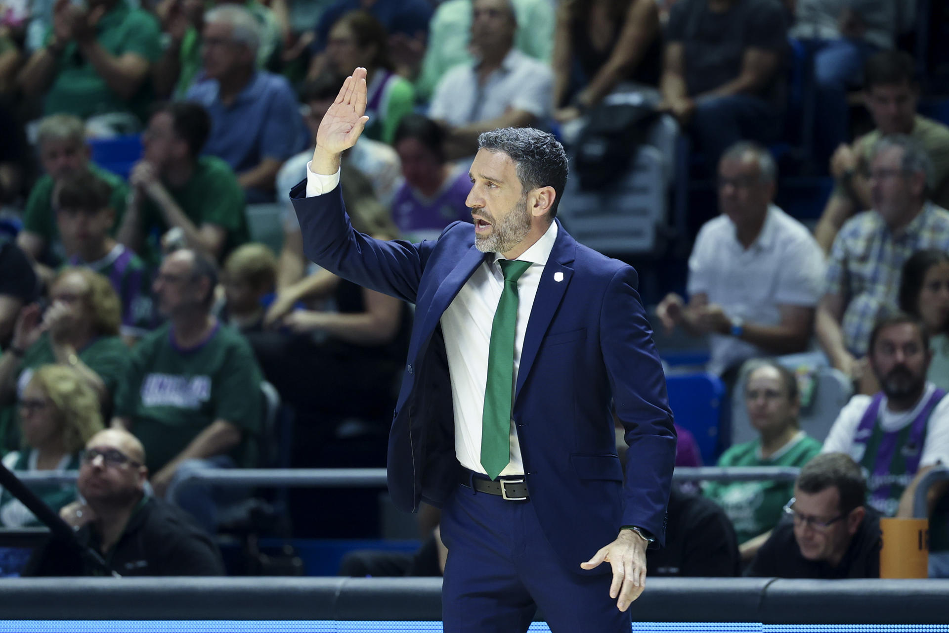 El entrenador del Unicaja, Ibón Navarro, durante un momento del partido de baloncesto de Liga Endesa (ACB) que enfrenta al Unicaja y al UCAM Murcia en el Palacio de los Deportes José María Martín Carpena de Málaga.EFE/ Daniel Pérez