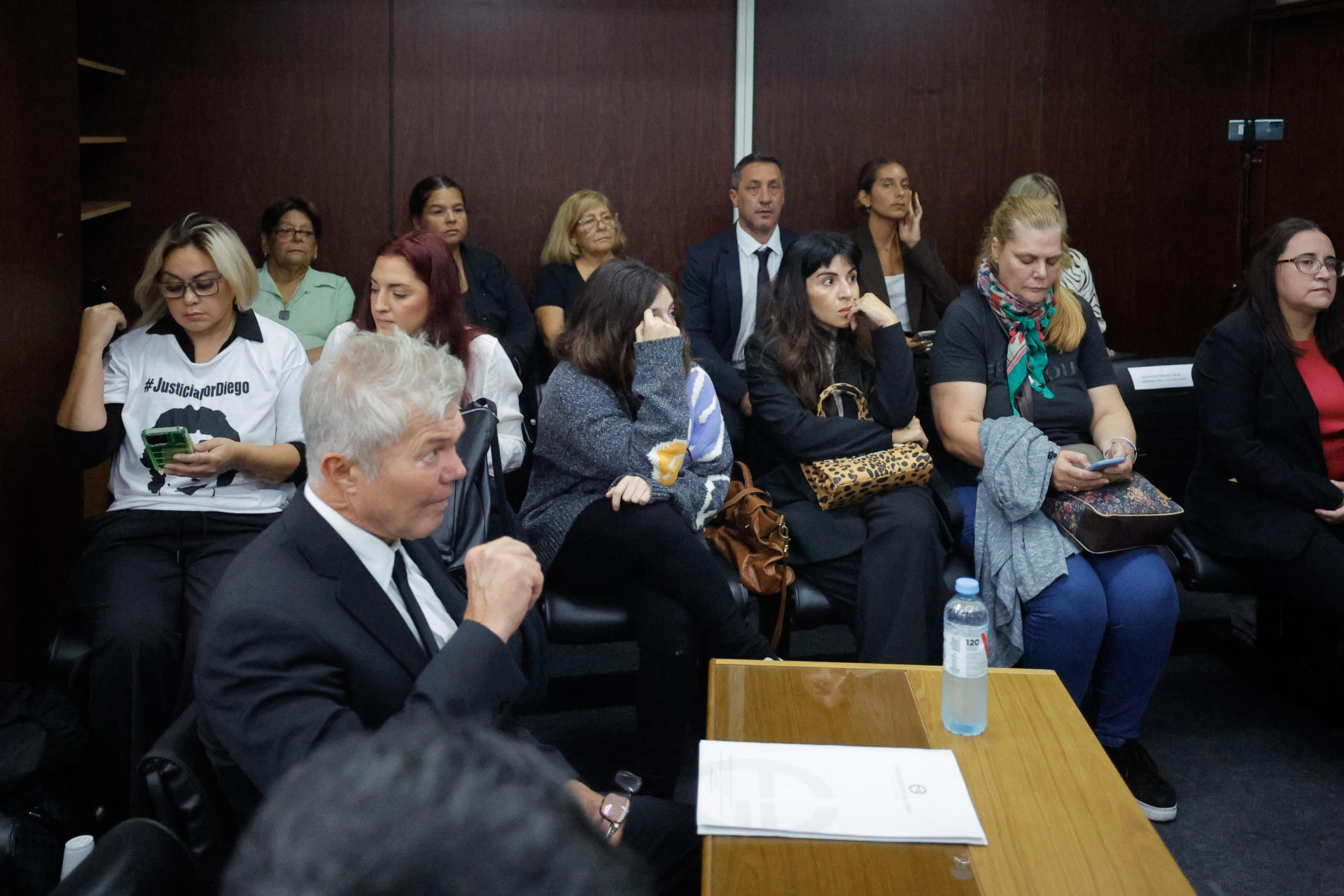 Fotografía del 11 de marzo de 2025 que muestra a Dalma (c) y Giannina Maradona (3-d), hijas de Diego Maradona, junto a otros familiares en los tribunales de San Isidro en Buenos Aires, (Argentina). EFE/ Juan Ignacio Roncoroni