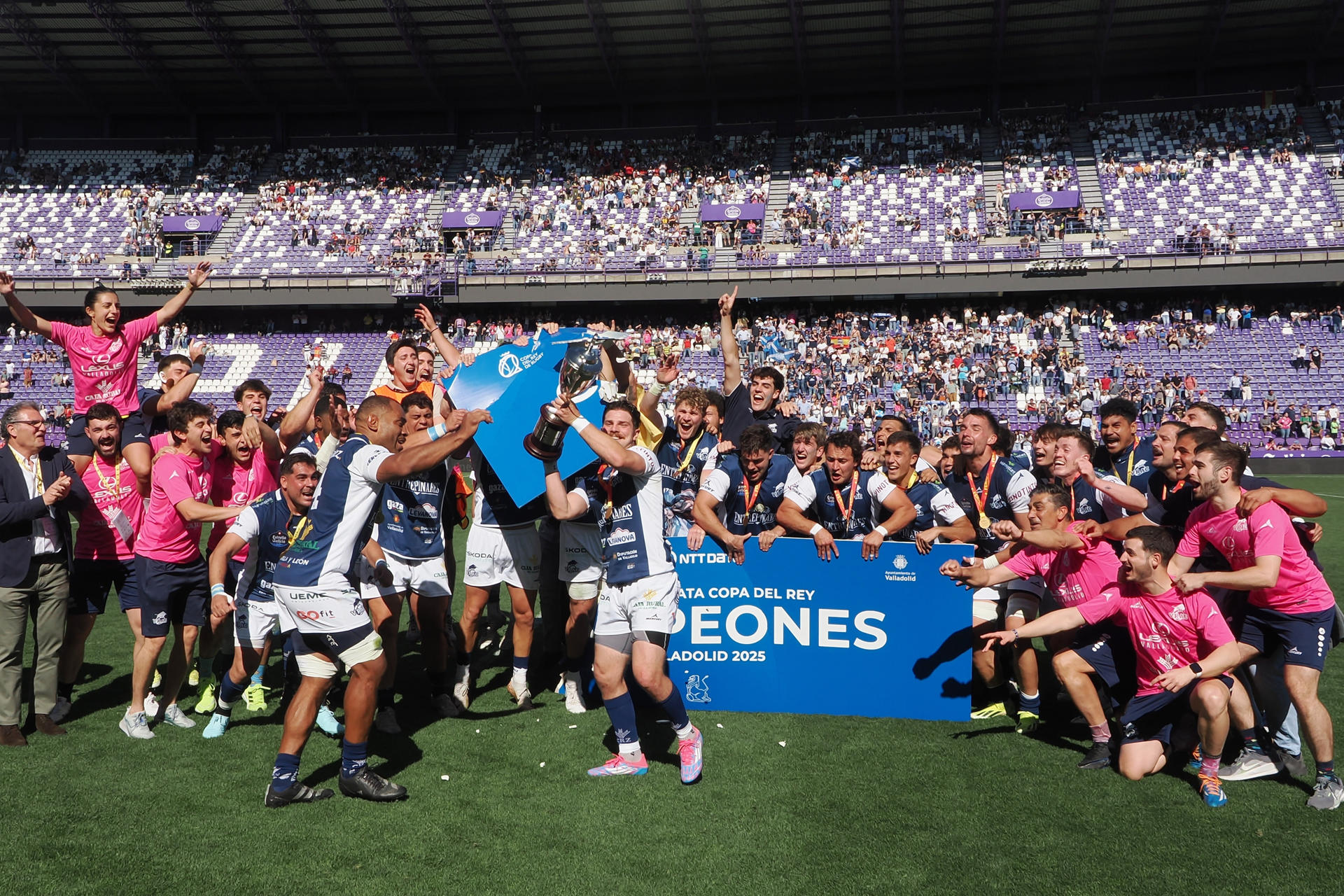 El VRAC celebra la victoria con el trofeo tras la final de la Copa del Rey de Rugby, entre el VRAC y El Salvador, este sábado en Valladolid. EFE/ R. GARCÍA