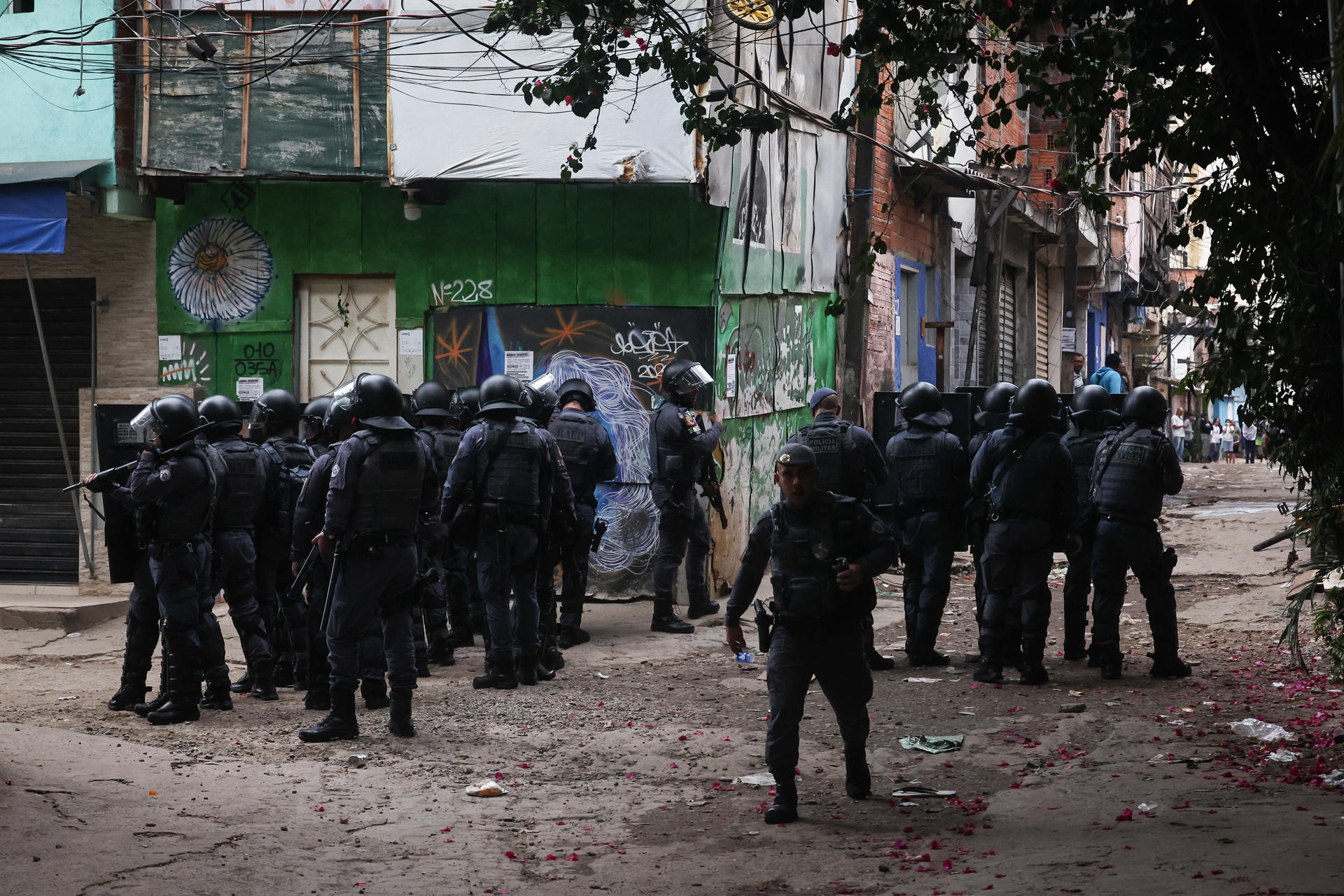 Integrantes de la Policía fueron captados este martes, 13 de mayo, al ingresar a la favela Moinho, durante una manifestación en contra del desalojo de algunas familias, en Sao Paulo (Brasil). EFE/Isaac Fontana
