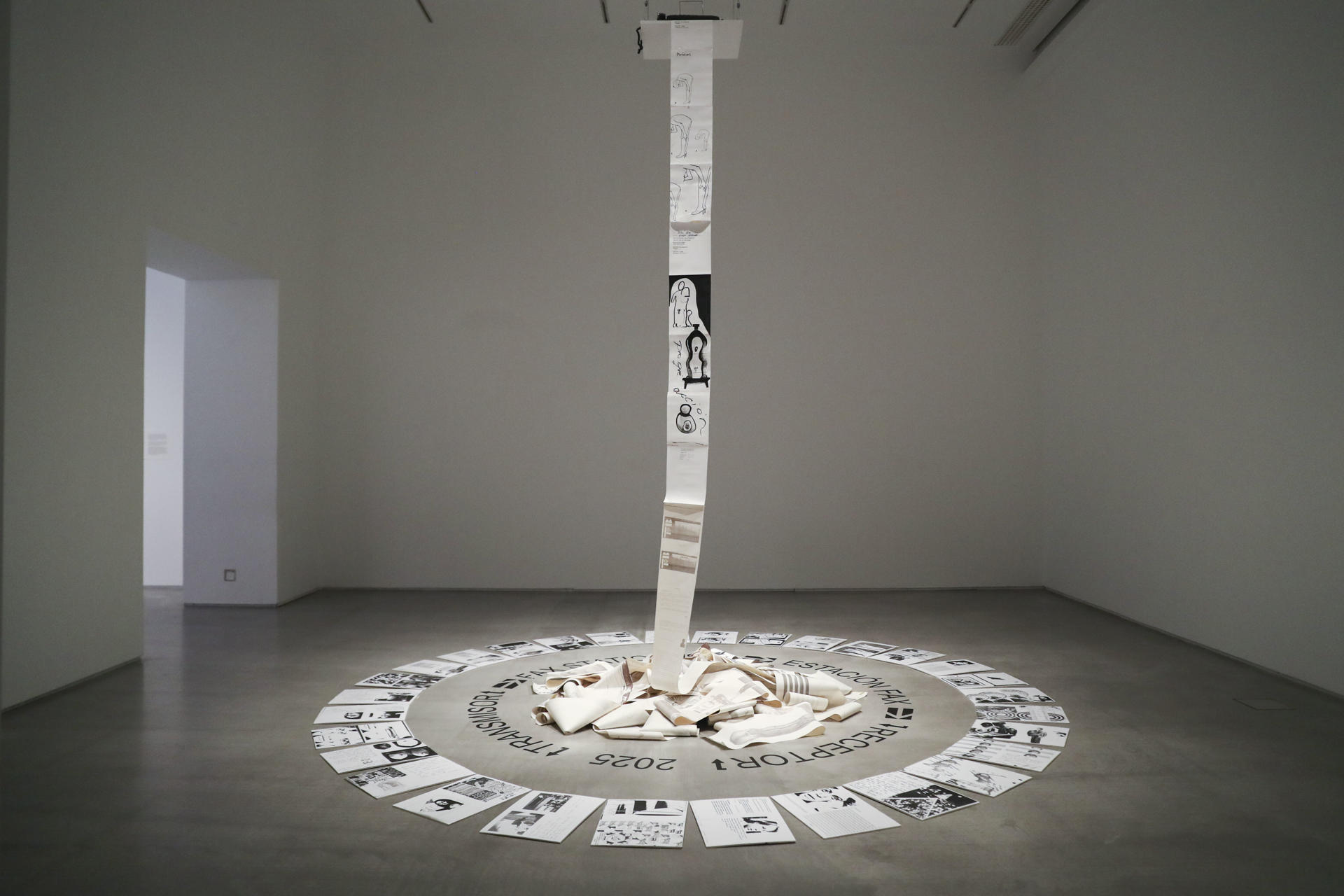 Vista de una de las obras que forman parte de la exposición antológica 'Marisa González. Un modo de hacer generativo', presentada este martes en el Museo Reina Sofía. EFE/Alberto Aguado