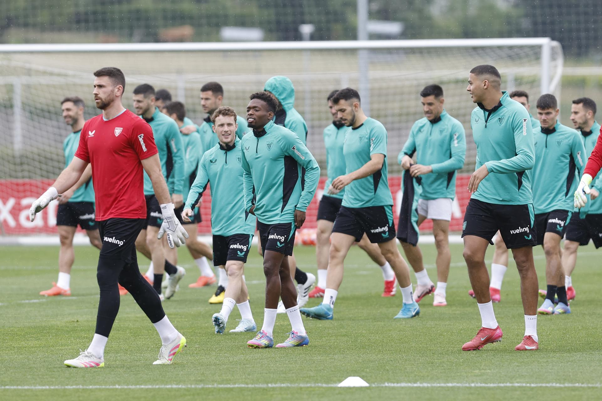 Unai Simón (i) y Maroan Sannadi (d) calientan junto al resto de la plantilla durante el entrenamiento con el que el Athletic de Bilbao ha comenzado a preparar el partido liguero ante el Getafe en el Coliseum. EFE/ Miguel Toña