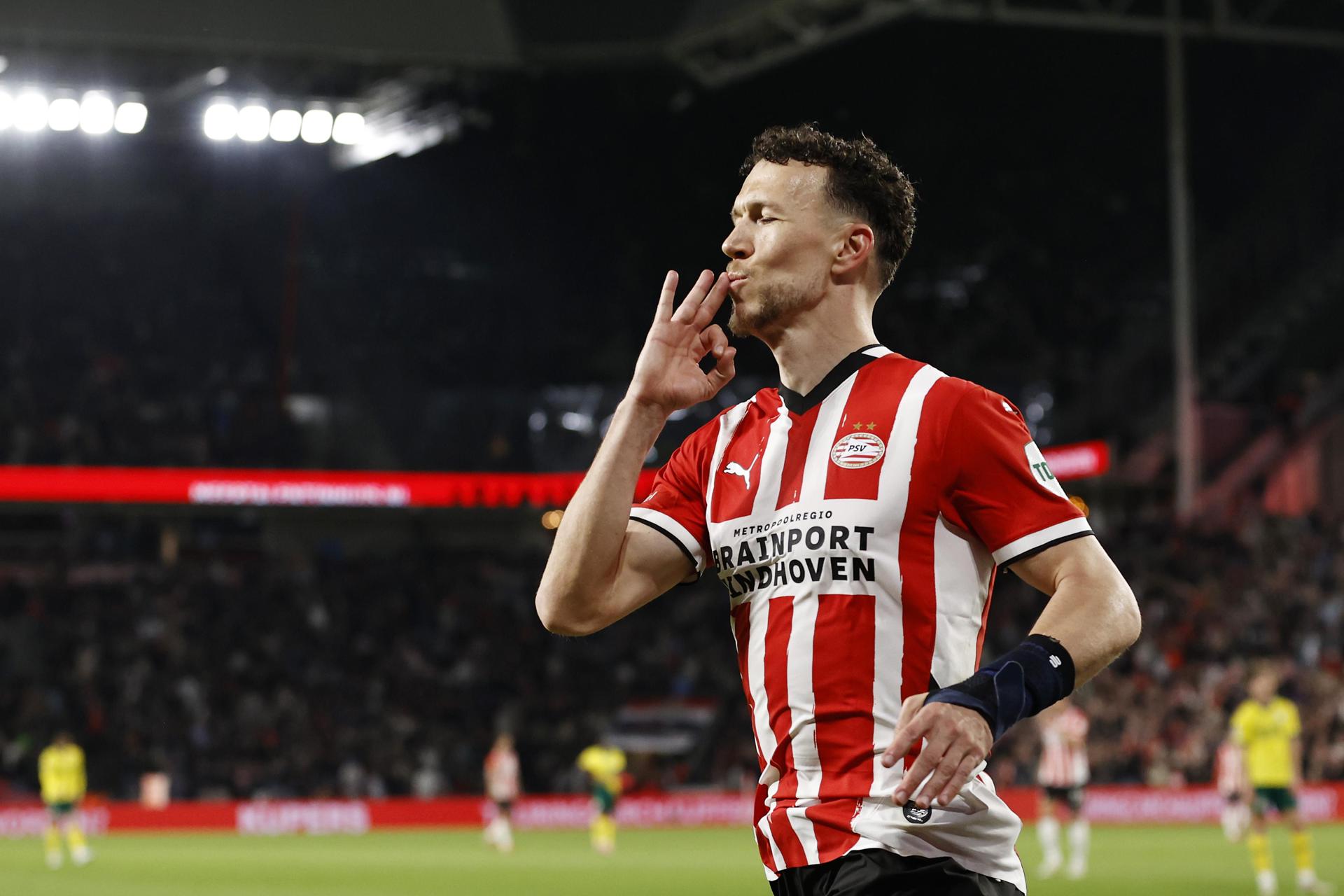 El jugador croata Ivan Perisic, del PSV Eindhoven, celebra el 4-1 durante el partido de la Eredivisie que han jugado PSV Eindhoven y Fortuna Sittard en Eindhoven, Países Bajos. EFE/EPA/MAURICE VAN STEEN
