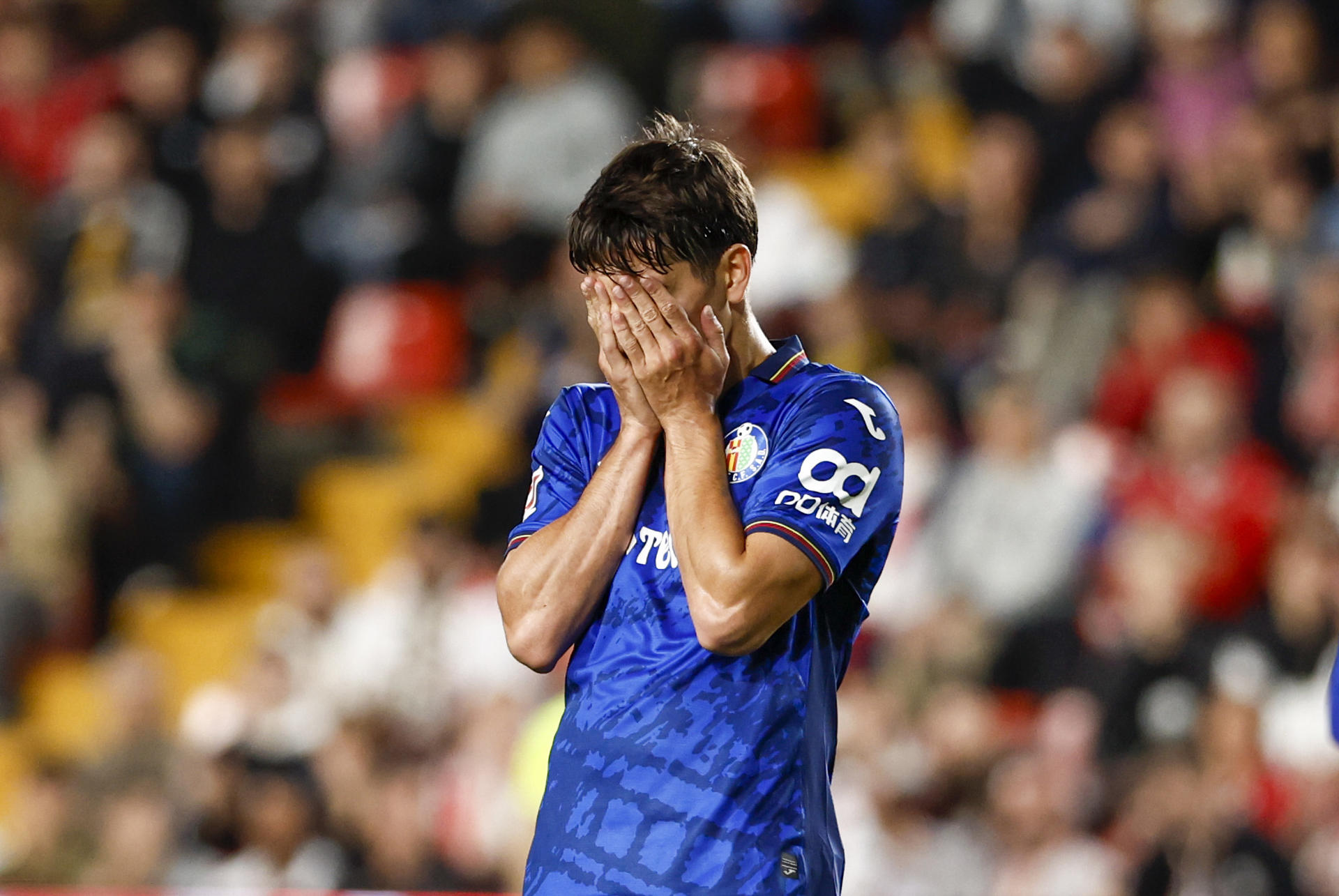 Ramón Terrats se lamenta durante el partido. EFE/ Daniel González