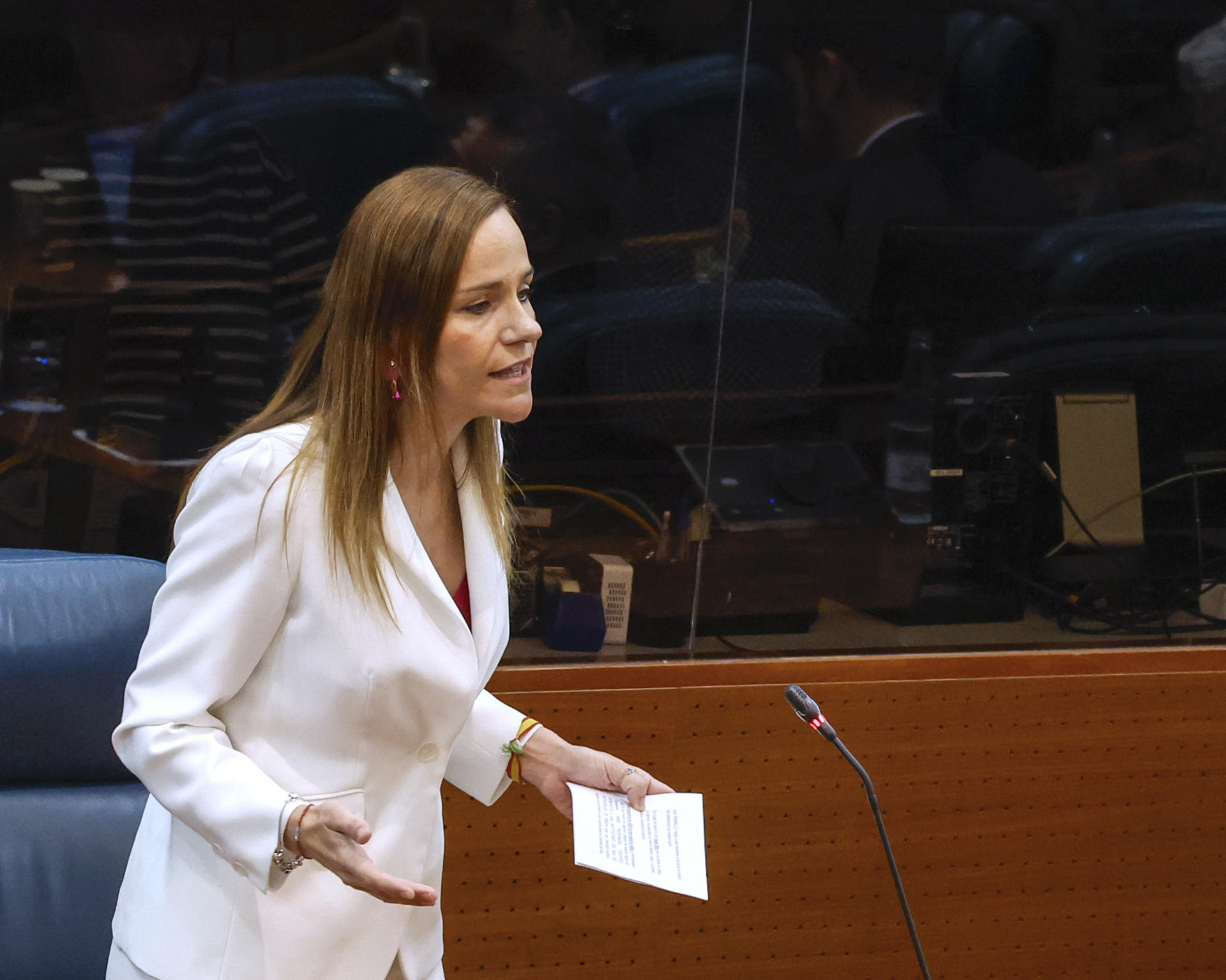 La portavoz deVox Isabel Pérez Moñino durante un pleno en la Asamblea de Madrid celebrado este jueves centrado en el apagón eléctrico que afectó a España. EFE/ Javier Lizón