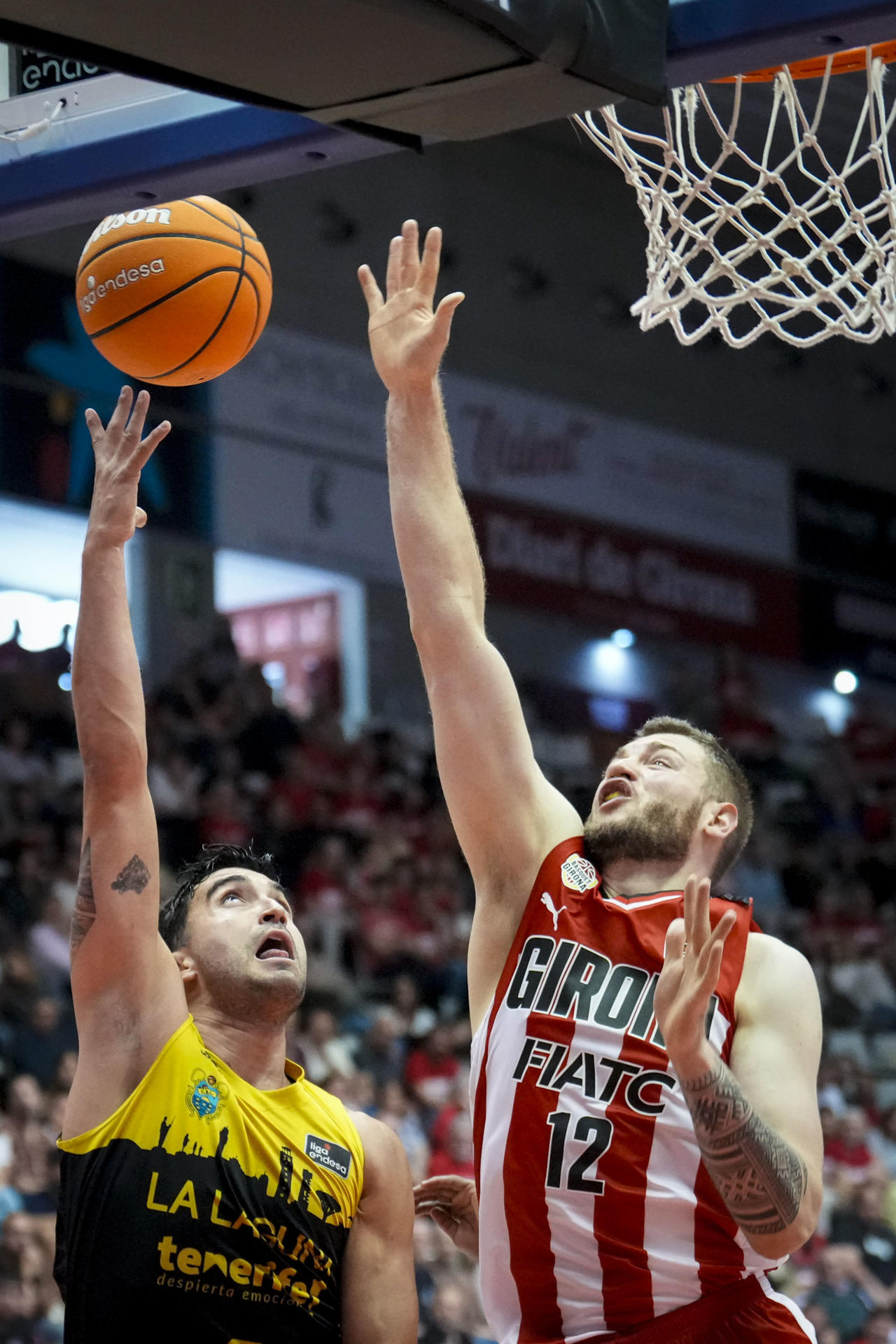 Jaime Fernández (i), del Tenerife, y Martinas Geben, del Basquet Girona, durante el partido de la Liga Endesa de baloncesto entre el Basquet Girona - La Laguna Tenerife en el pabellón de Fontajau de Girona. EFE/David Borrat