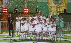 Los jugadores del Stuttgart celebran la Copa en el Olímpico de Berlín, Alemania. EFE/EPA/FILIP SINGER